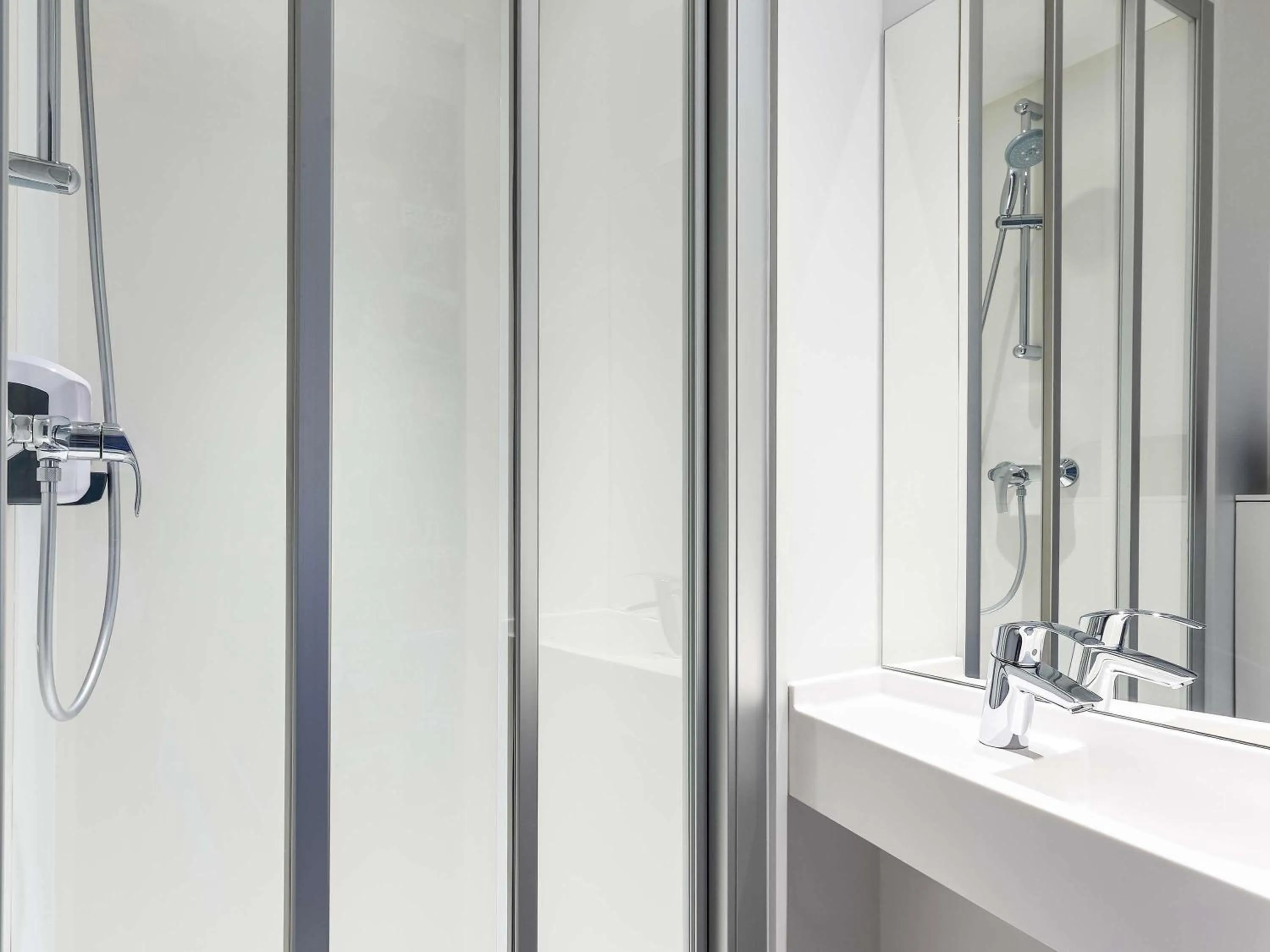 Cabrio Room with Private Bathroom in hotelF1 Lyon Solaize