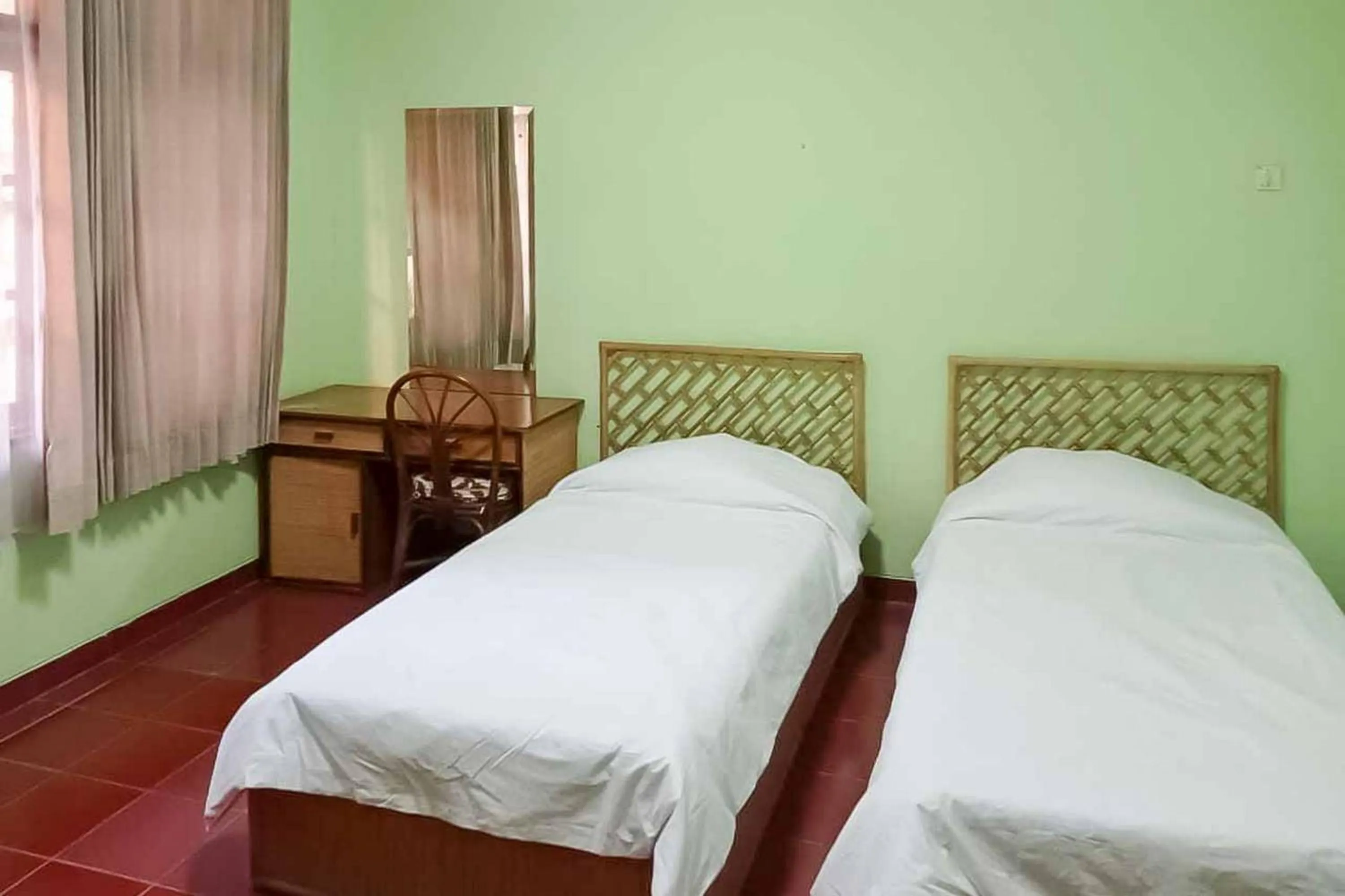 Twin Room in RedDoorz Plus near Tugu Mercusuar Anyer