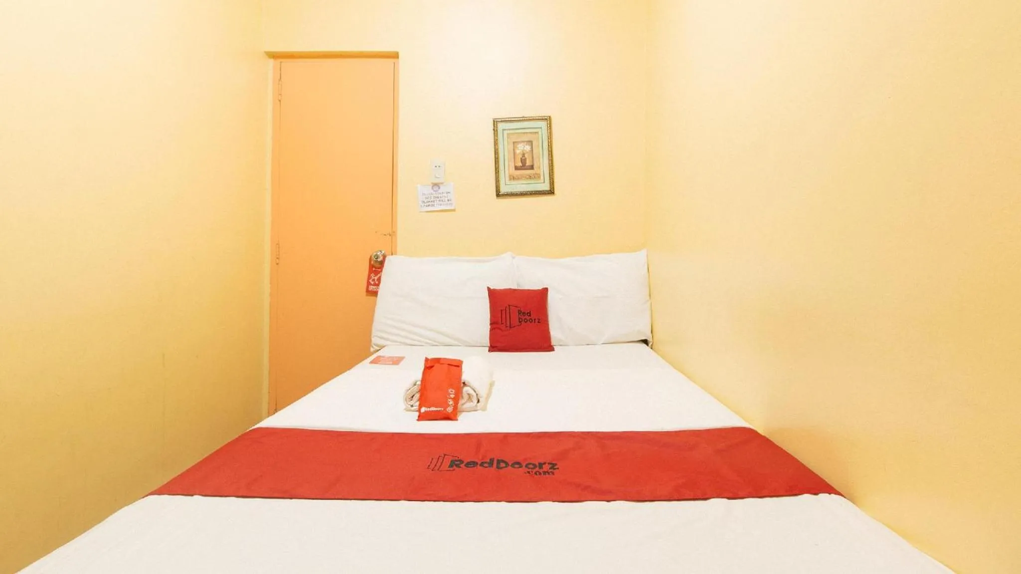 Standard Double Room in RedDoorz near SM Batangas City