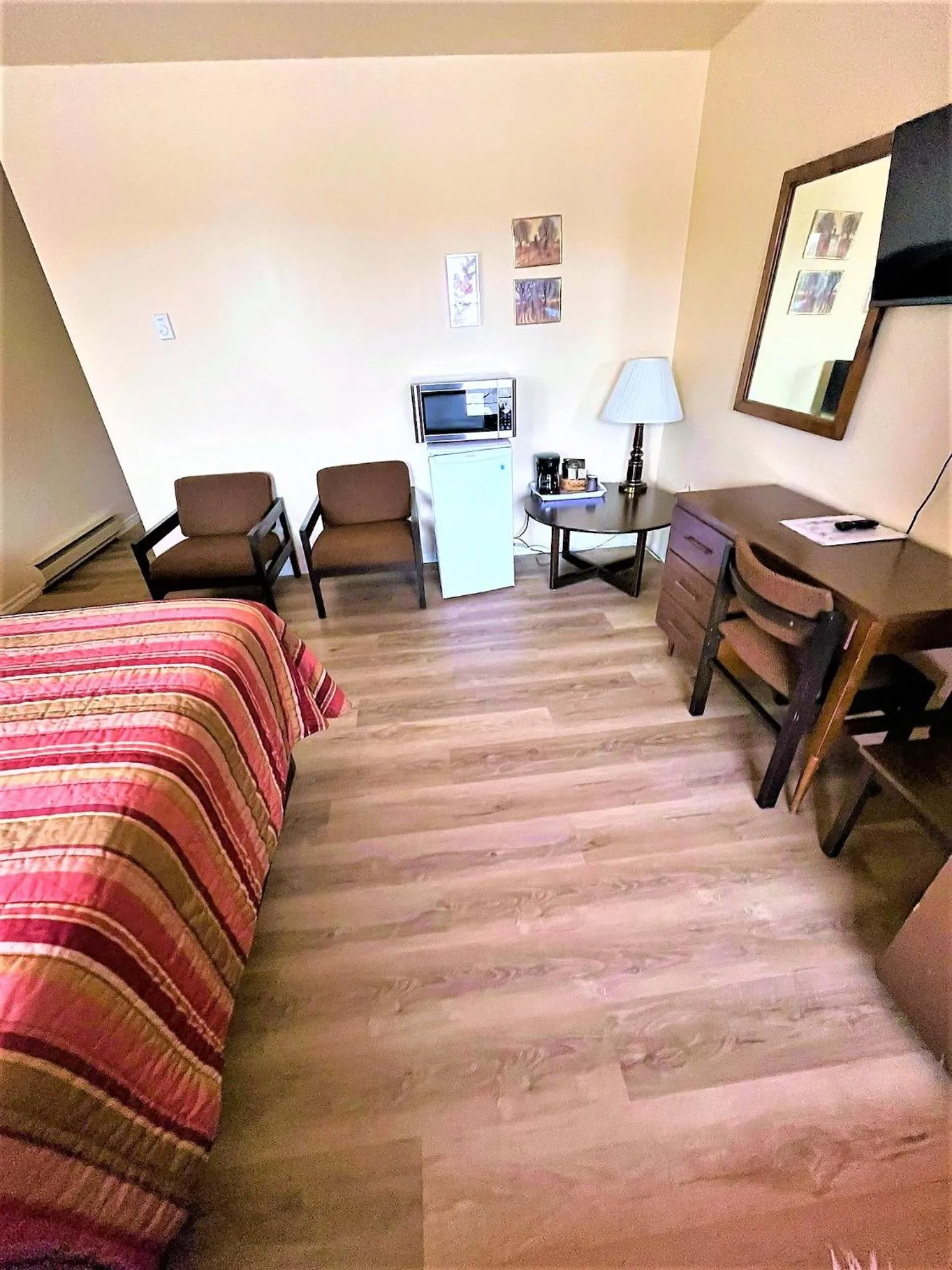 Queen Room - single occupancy in Red Top Motor Inn