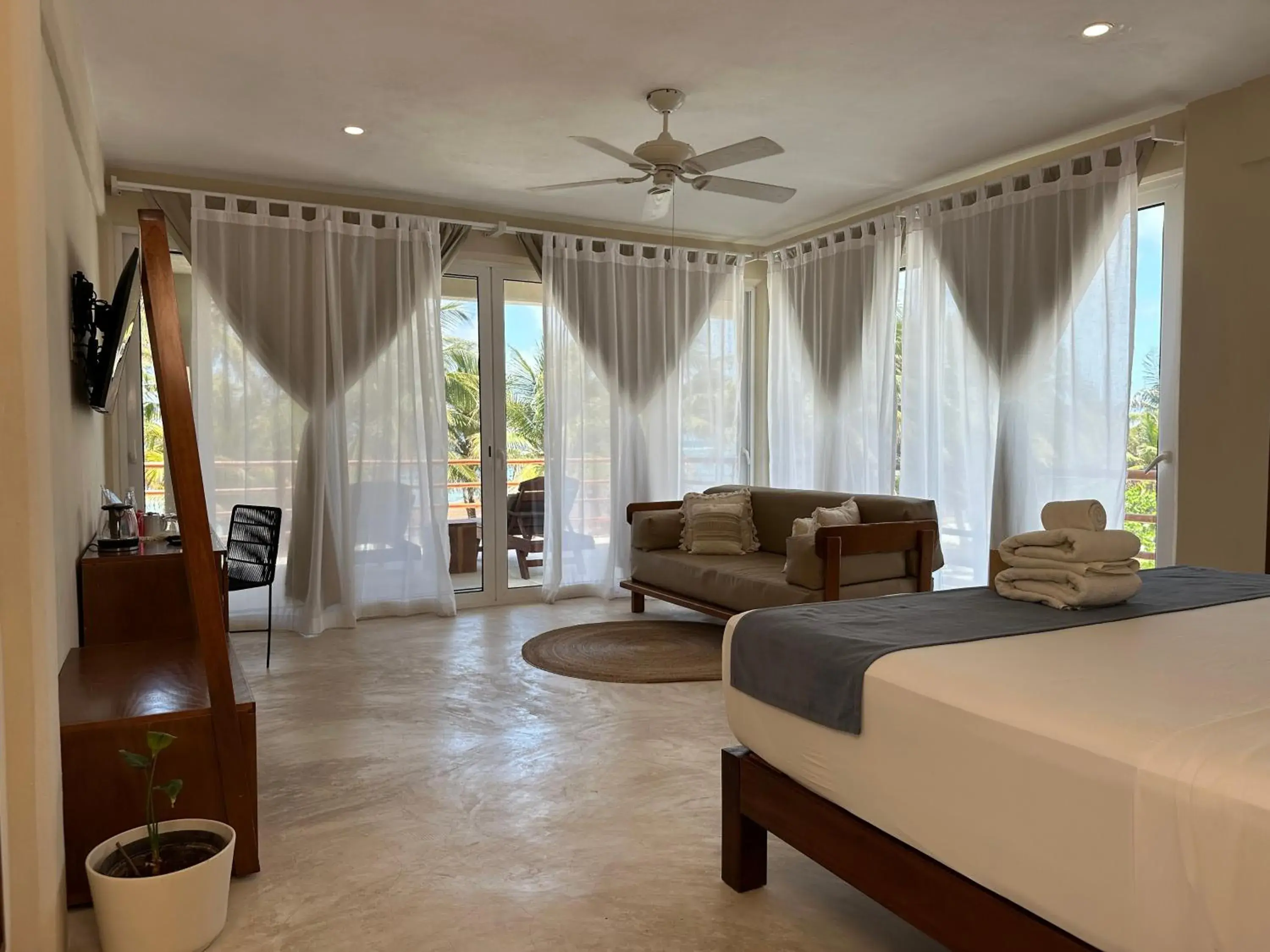Noah Beach Hotel & Suites Noah Beach Hotel & Suites