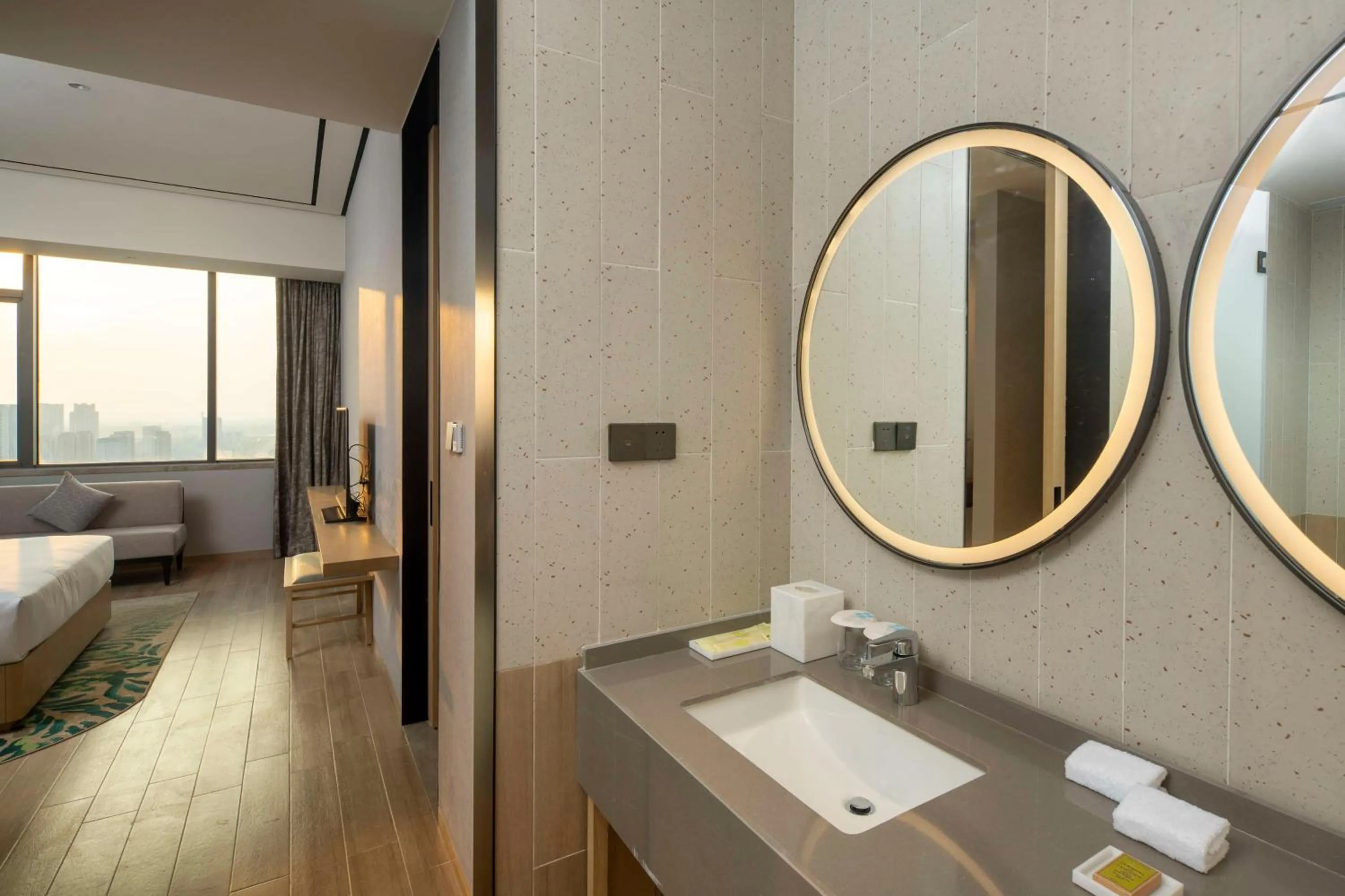 Deluxe King Suite with Lake View in Hilton Garden Inn Changde Dingcheng