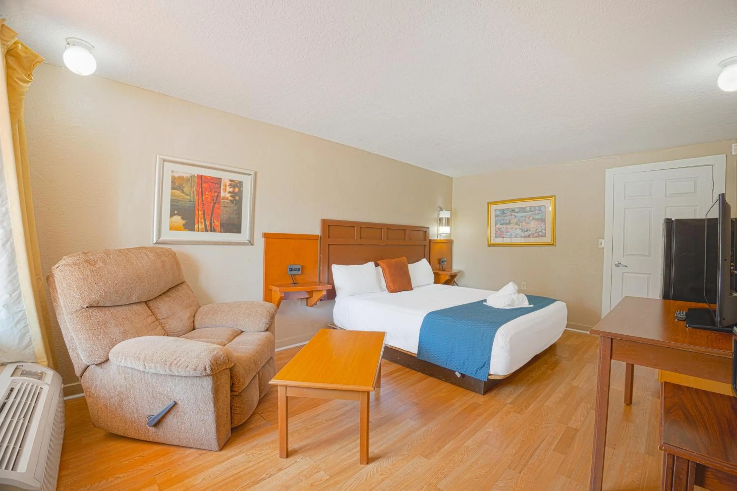 King Bed Accessible Non-Smoking in Liberty Garden Inn by OYO Kissimmee near Disney World