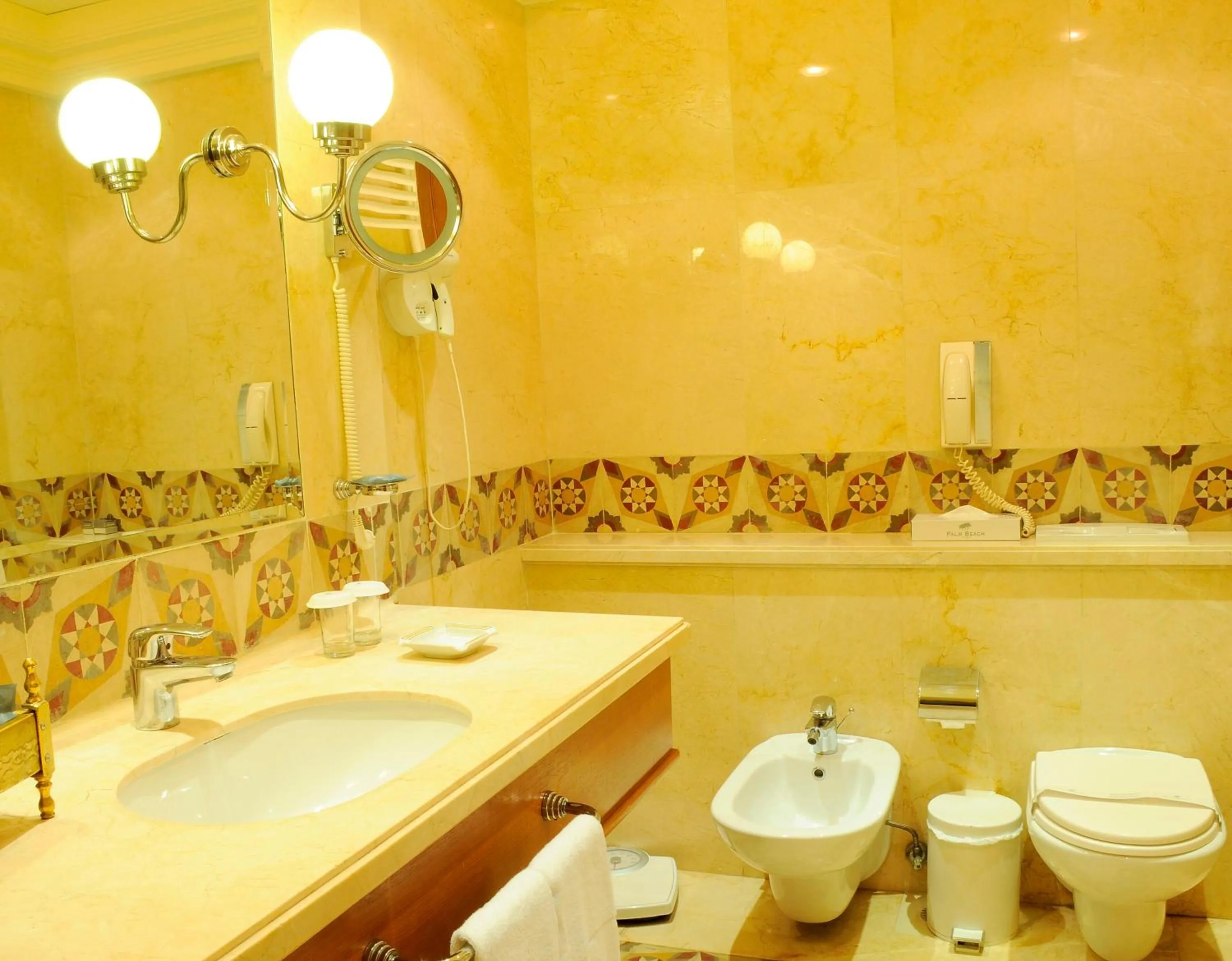 Classic Twin Room in Warwick Palm Beach Hotel