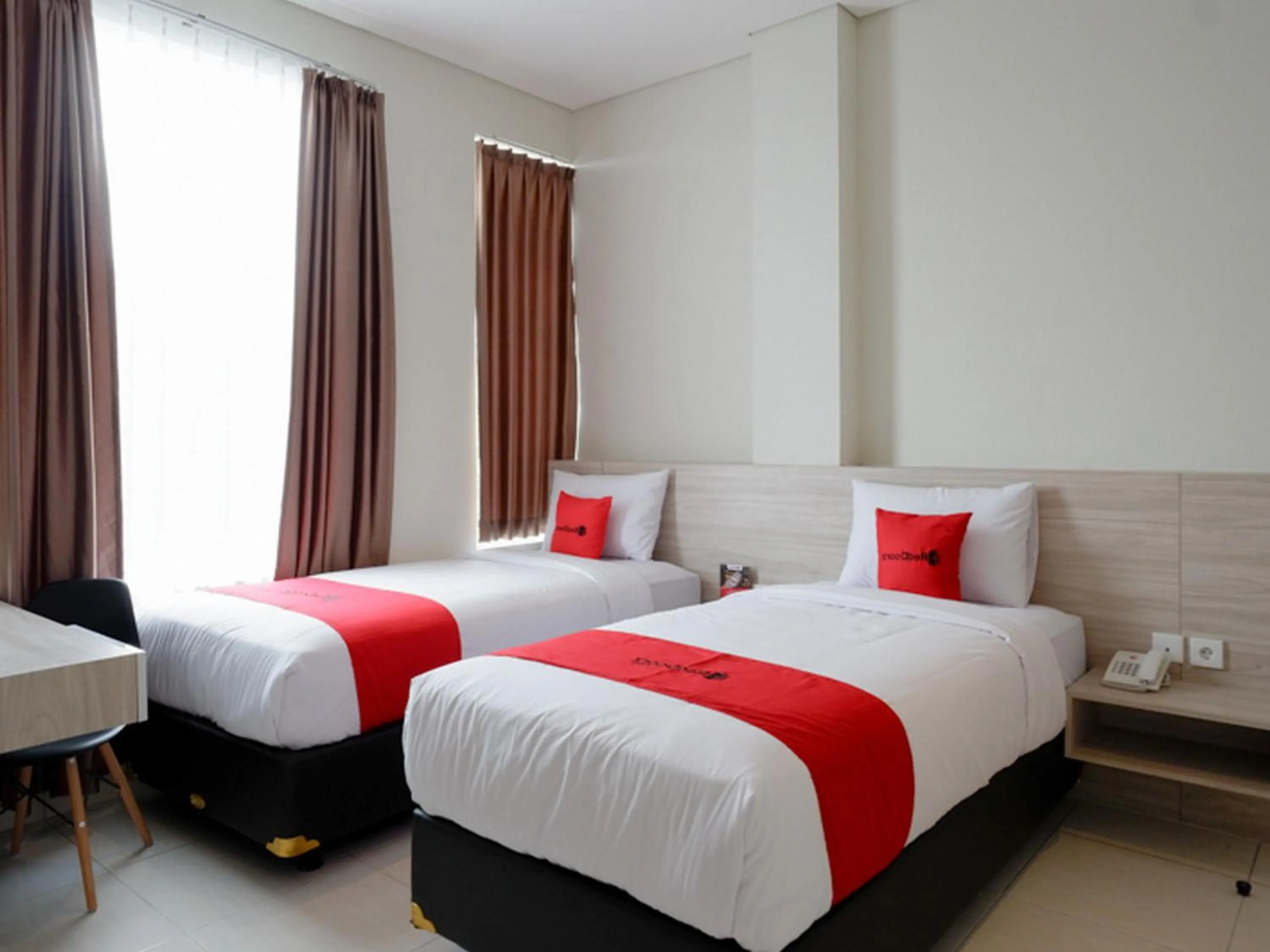 Deluxe Twin Room in RedDoorz near Exit Tol Banyumanik 2