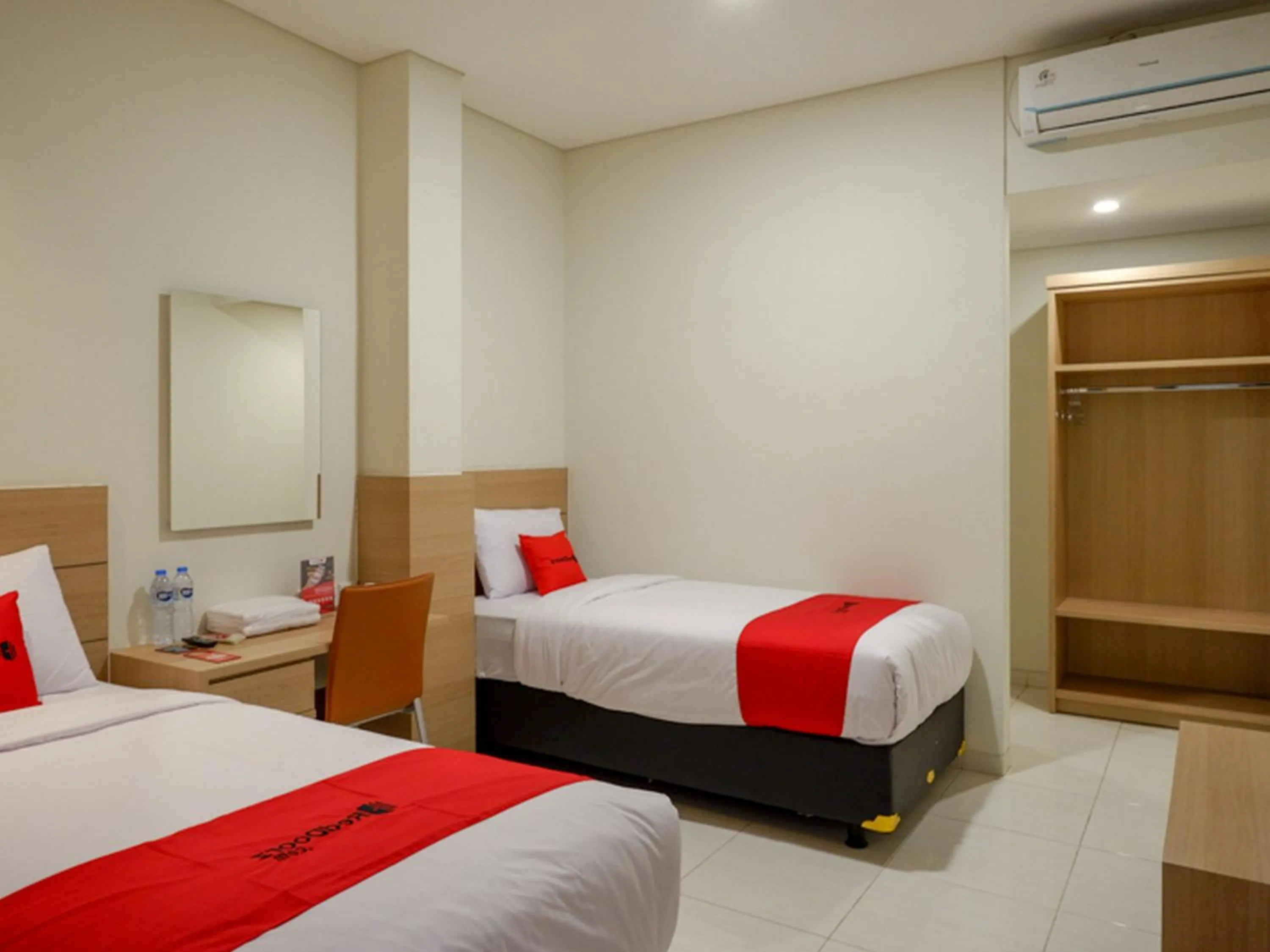 Twin Room in RedDoorz near Exit Tol Banyumanik 2