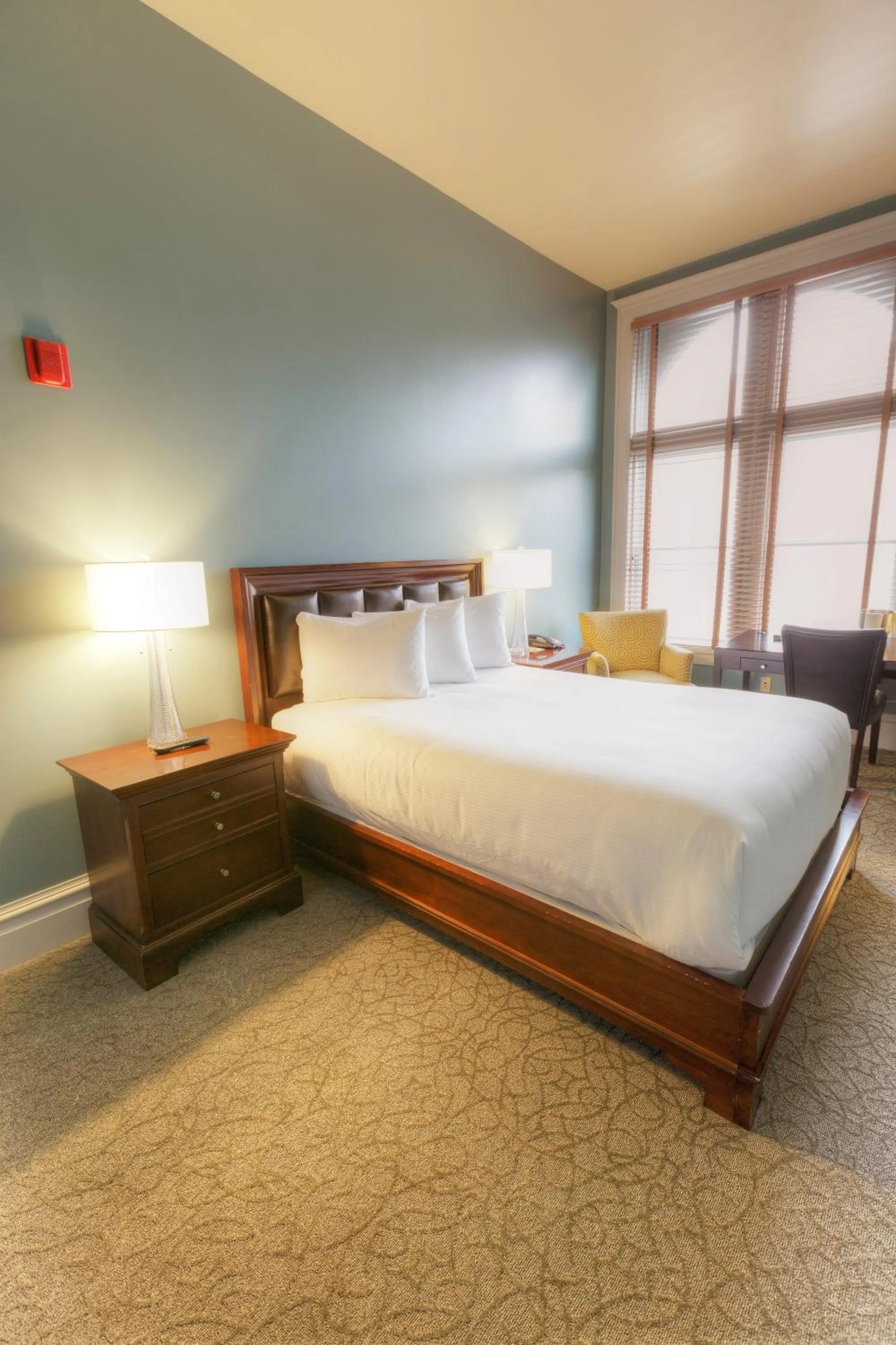 Superior Queen Room in Montvale Hotel
