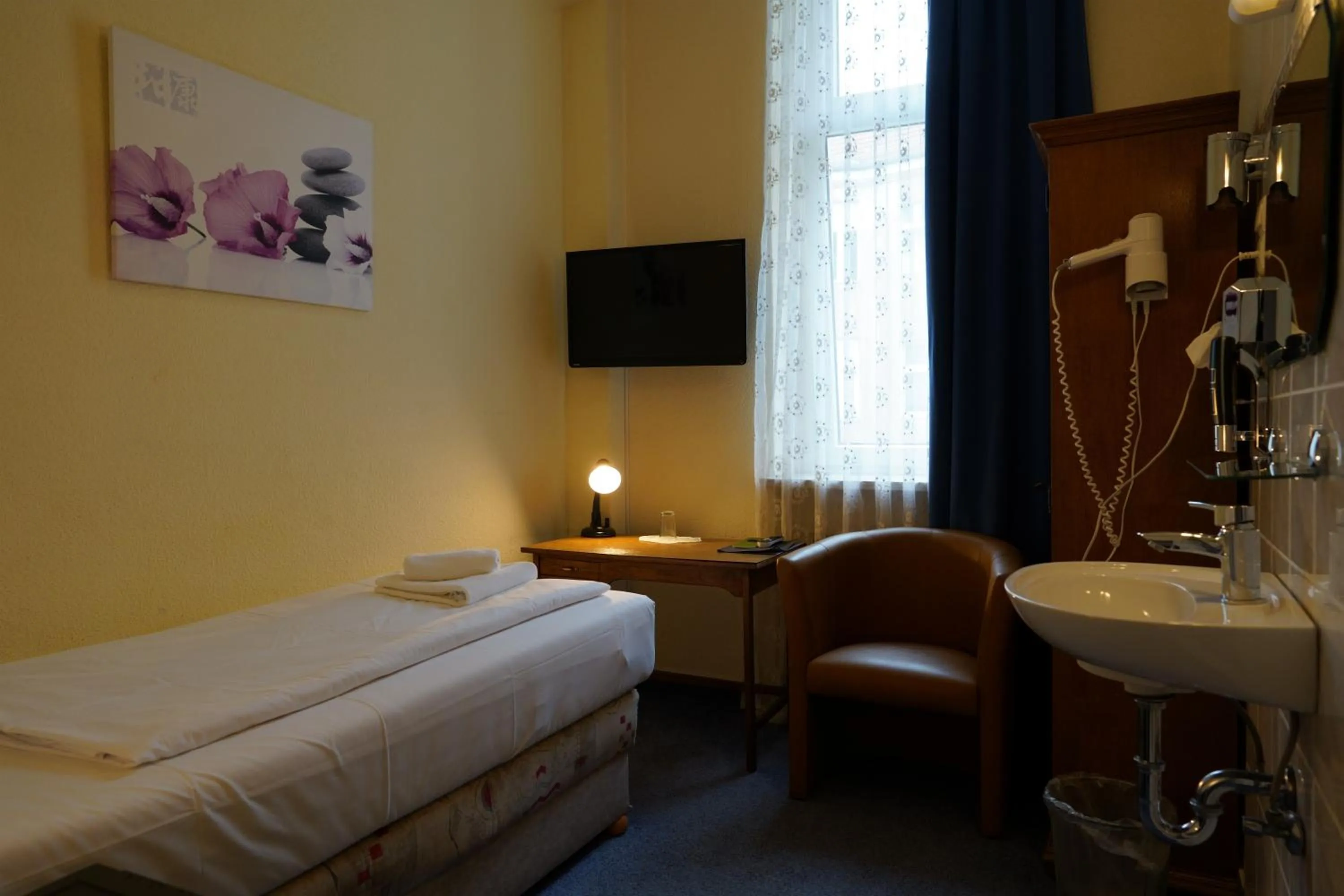 Single Room with Shared Toilet and Private Shower in Hotel Margrit