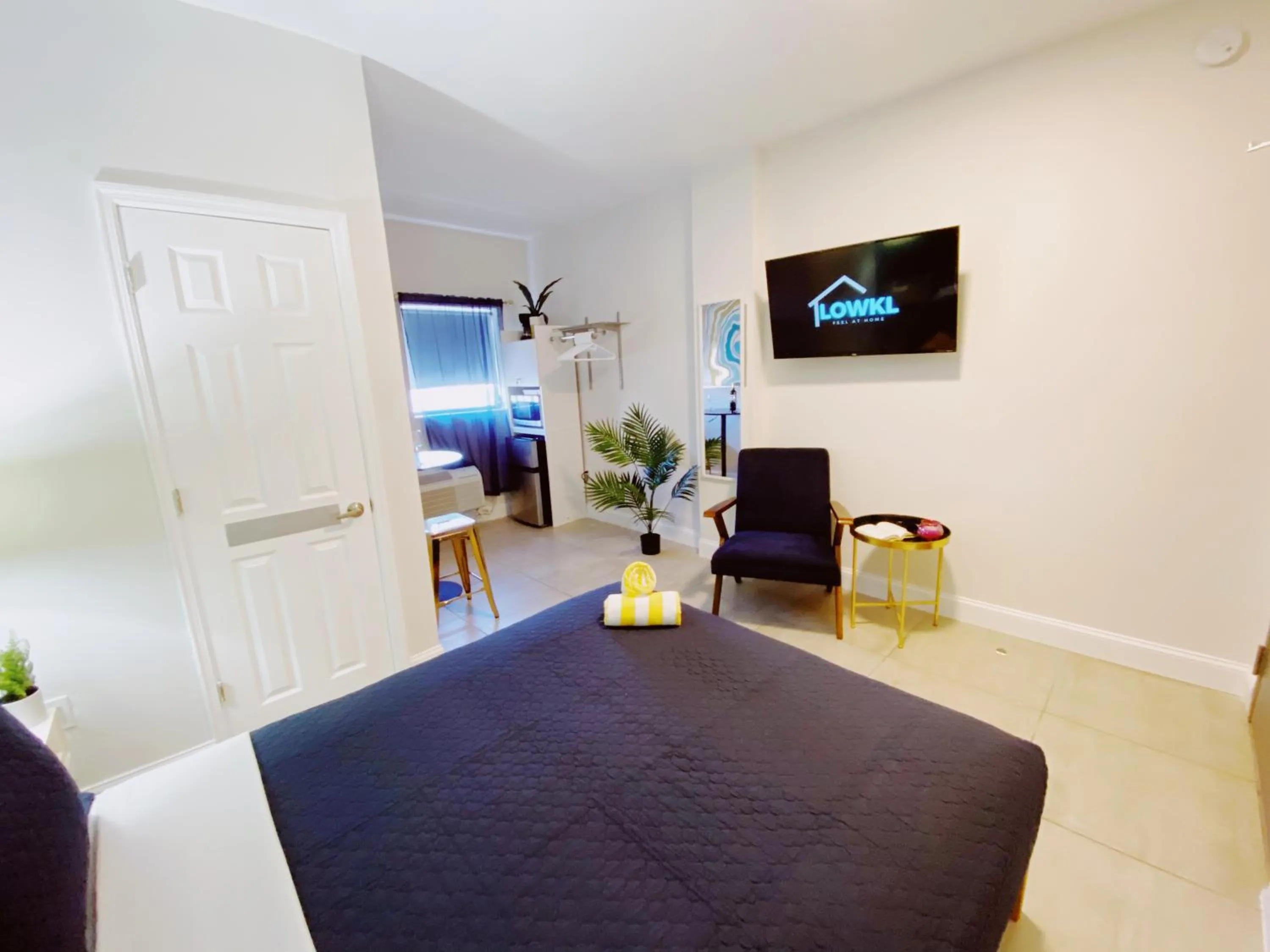 Standard Queen Studio in Miami International by Lowkl