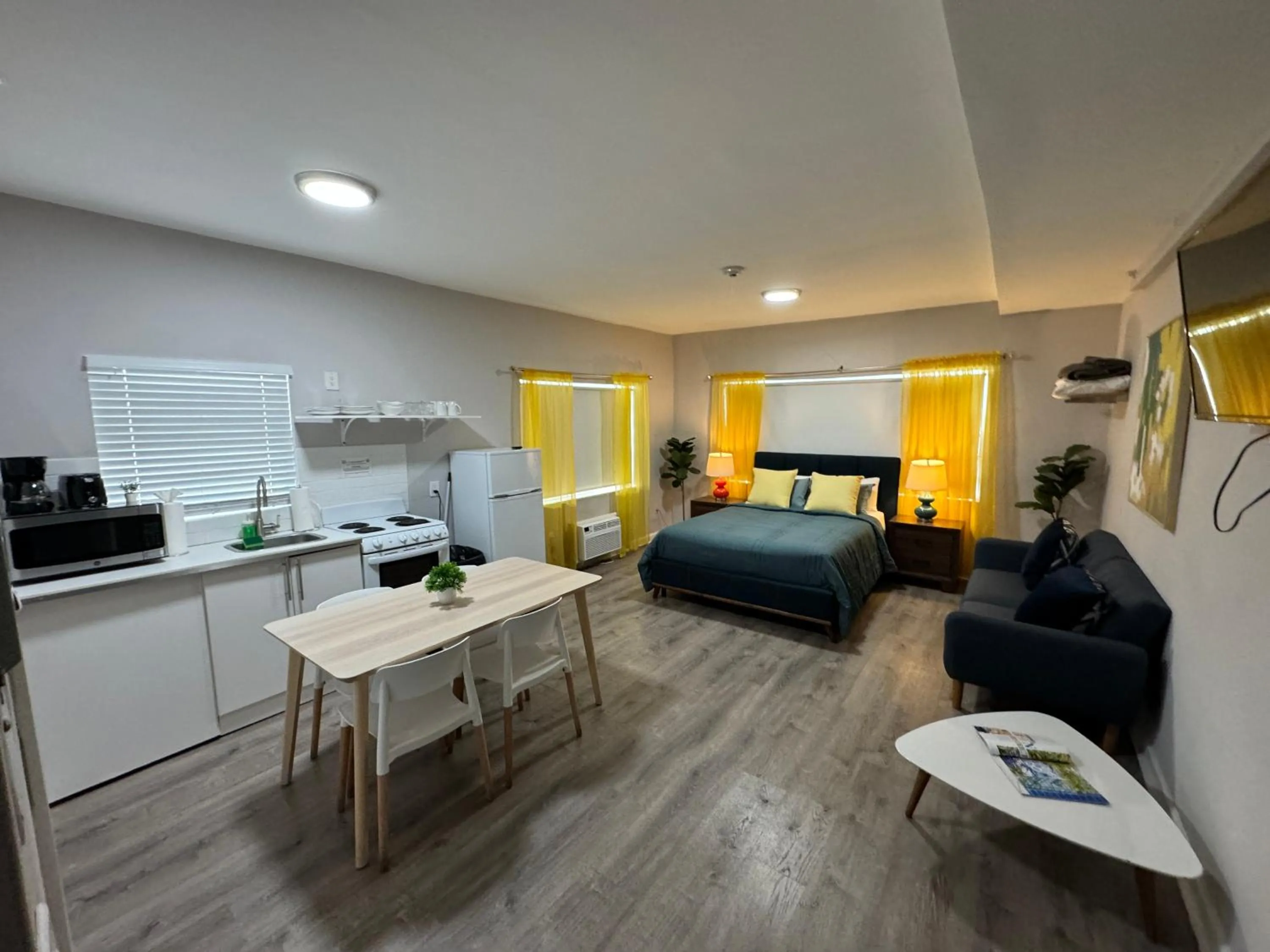 Deluxe Accessible Queen Studio with Kitchen and Sofa Bed in Miami International by Lowkl