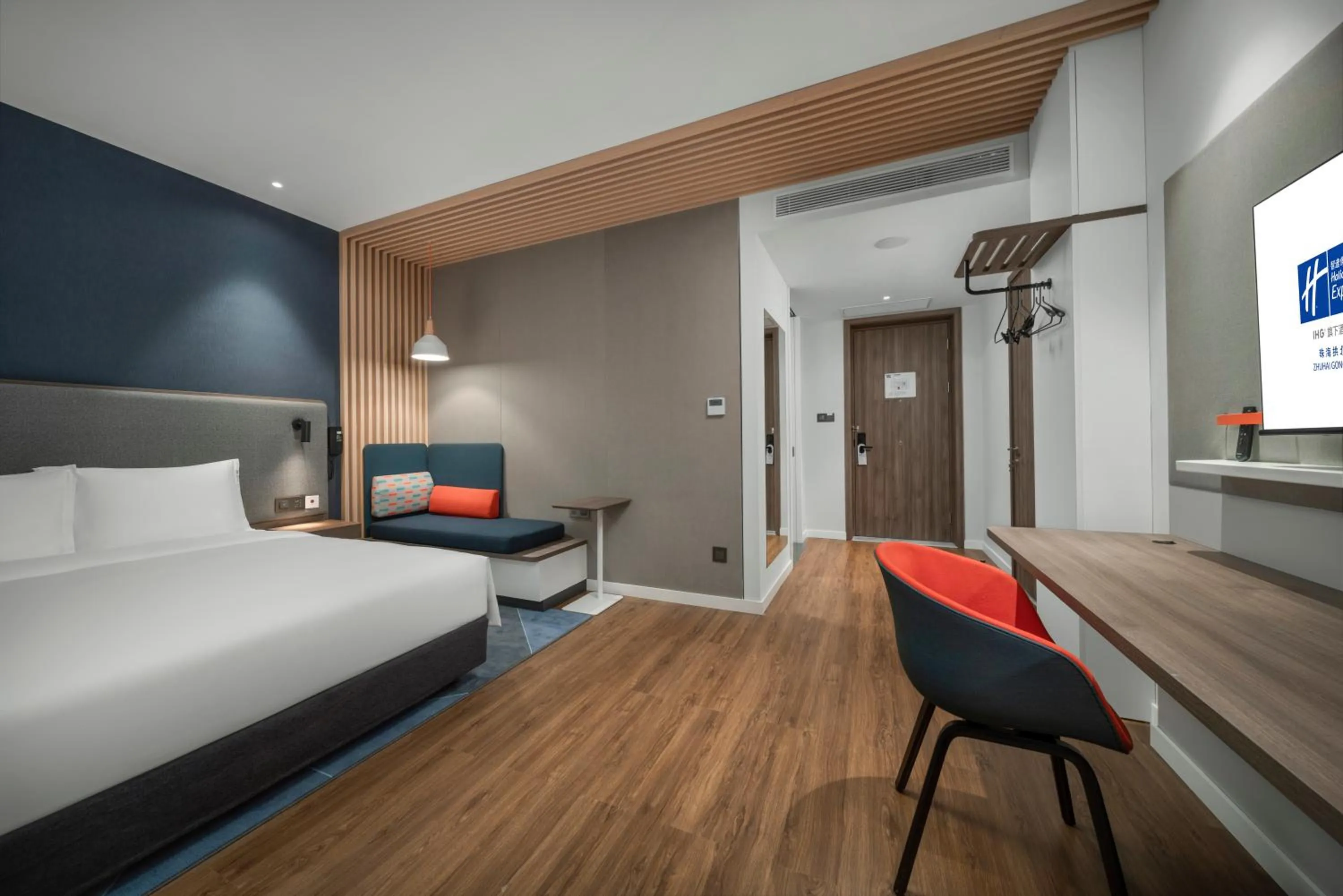 Standard King Room - Disability Access in Holiday Inn Express Zhuhai Gongbei by IHG