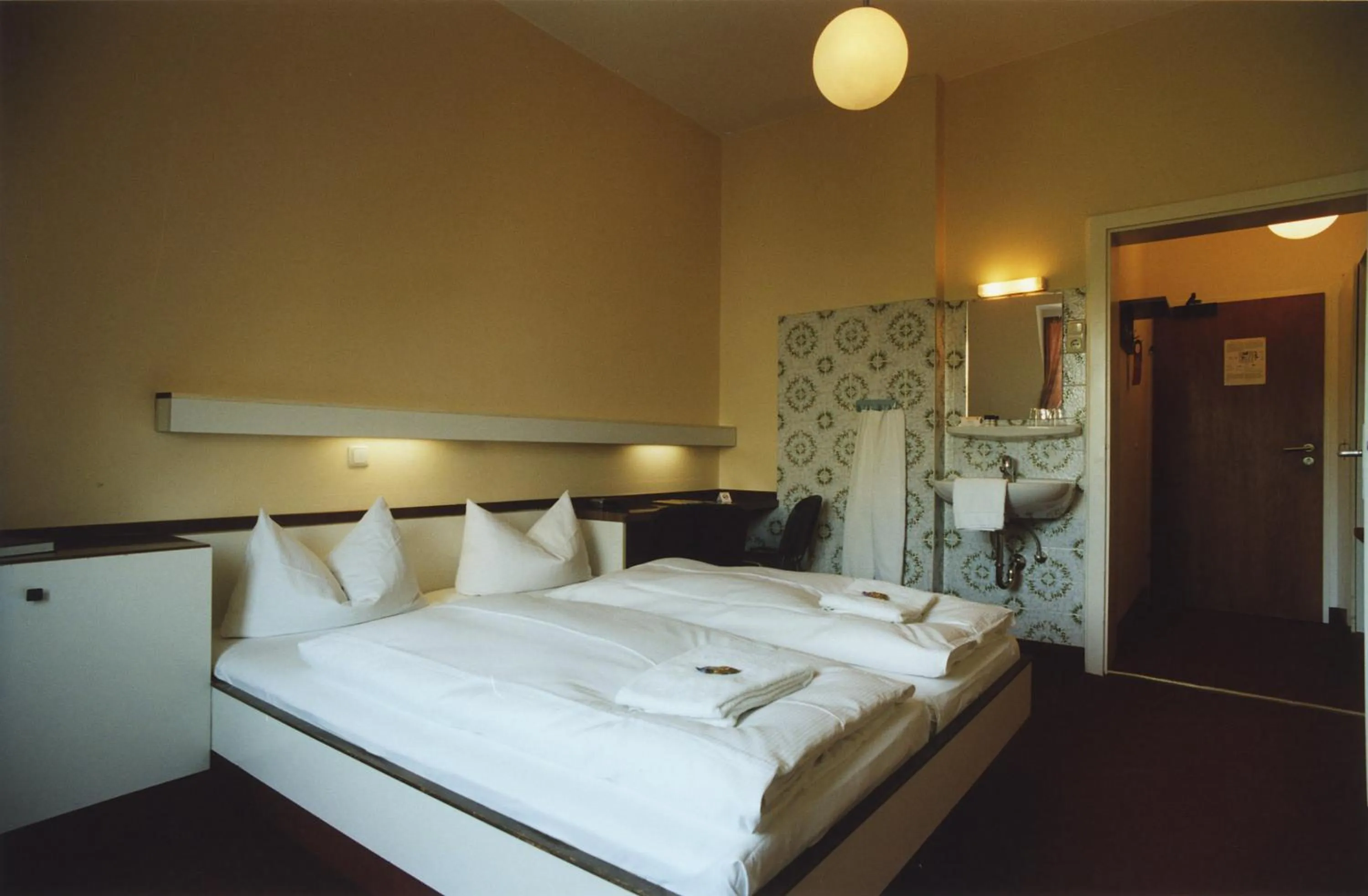 Basic Double or Twin Room with Shared Bathroom - single occupancy in Hotel Jedermann