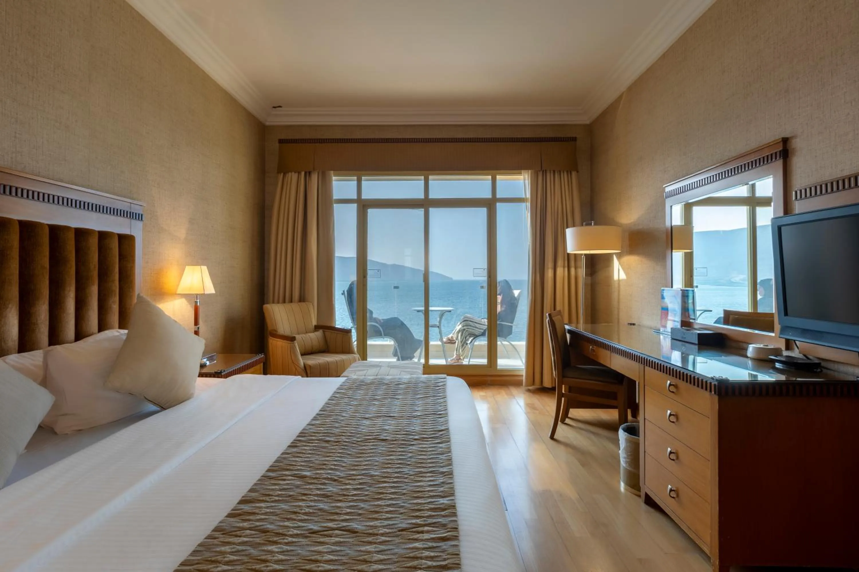 Deluxe Suite with Sea View in Atana Khasab Hotel
