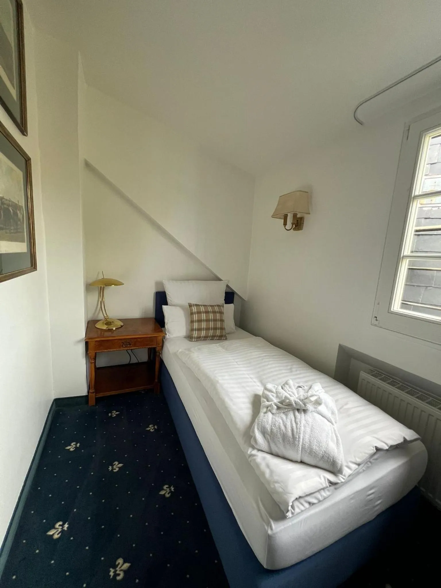 Bath Robe Single Room with Private External Bathroom in Hotel Windsor