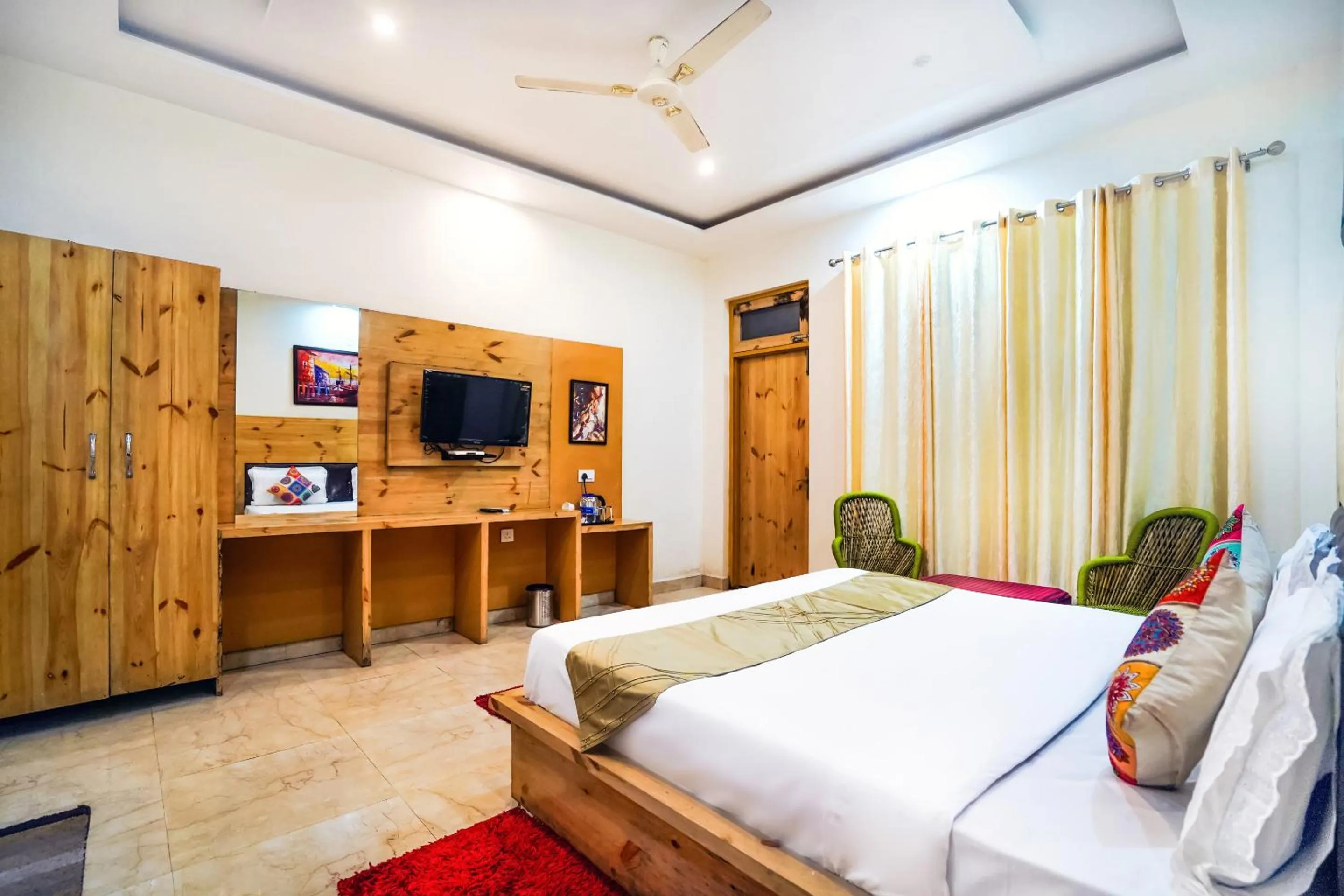 Deluxe Double Room with Balcony in The Bunksters Mcleodganj, Dharmkot