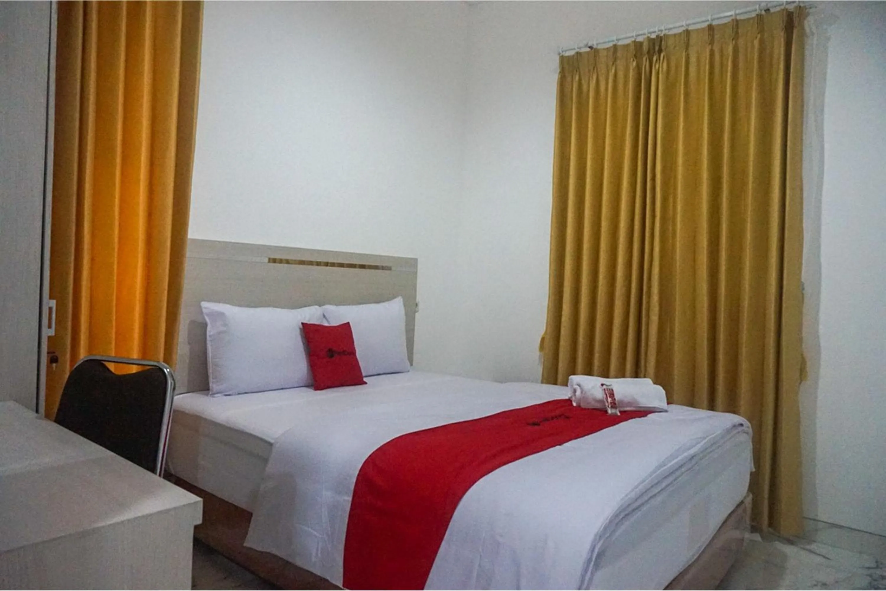 Double Room in RedDoorz near Araya Family Club House