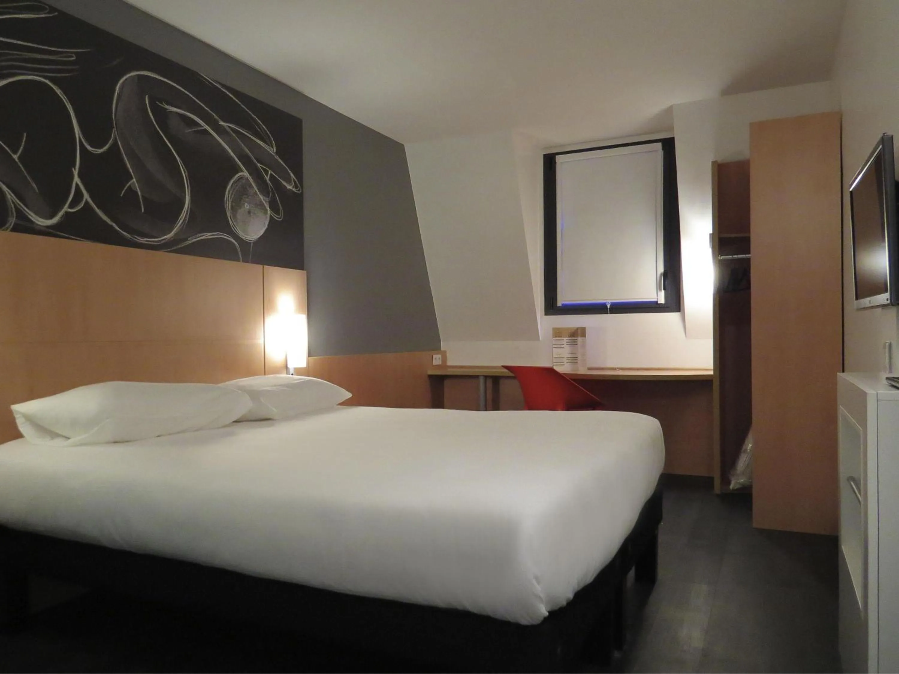 Standard Double Room in ibis Soissons