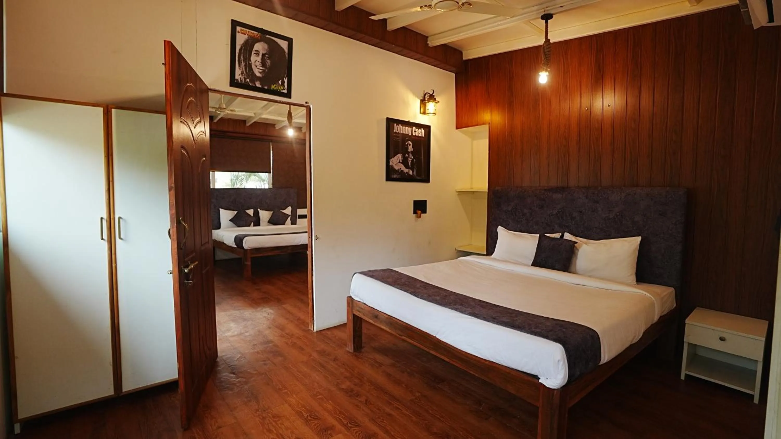 Two-Bedroom Suite in Anjoned Hostel & Cafe