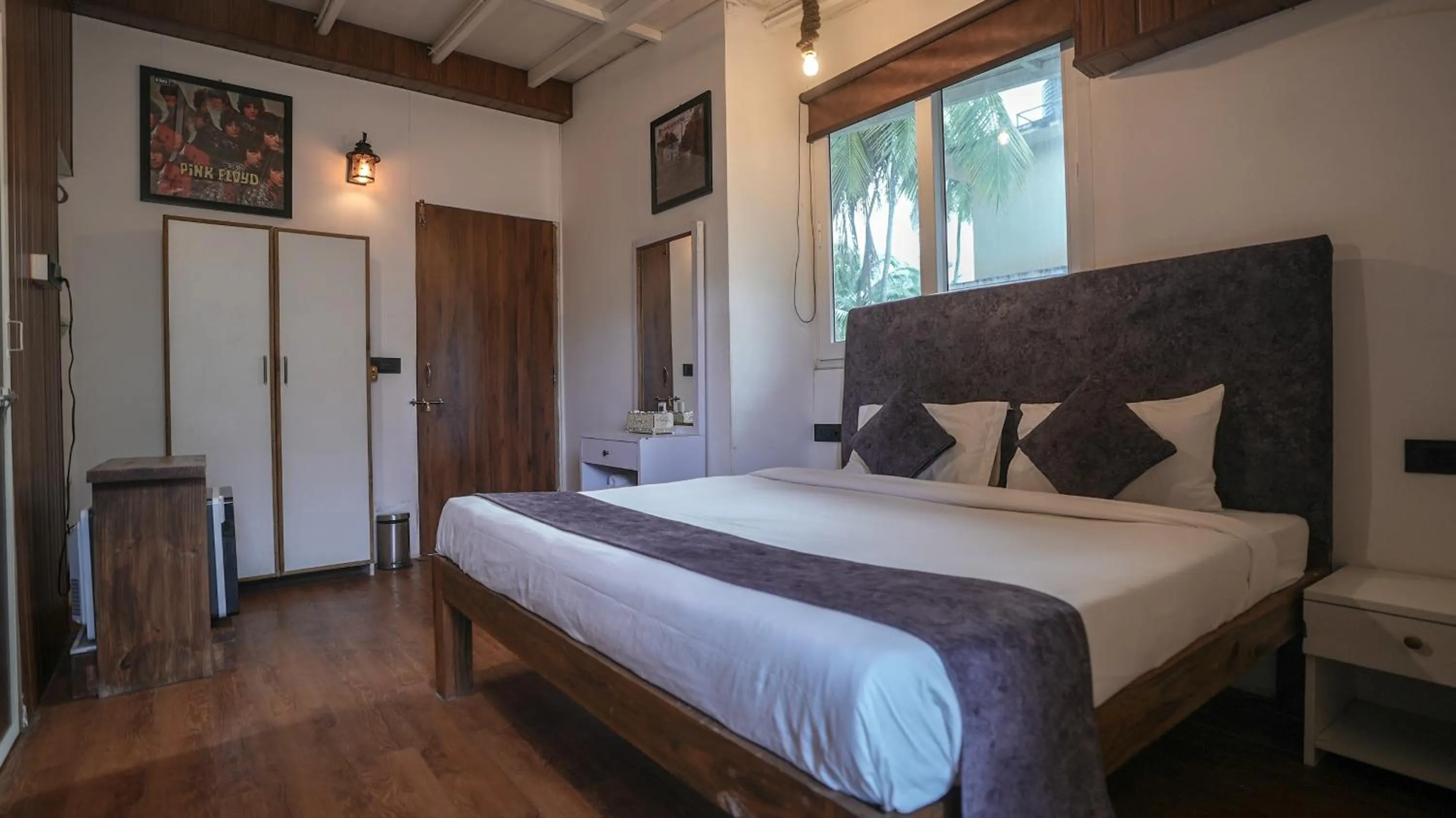 Deluxe Double Room with Balcony in Anjoned Hostel & Cafe