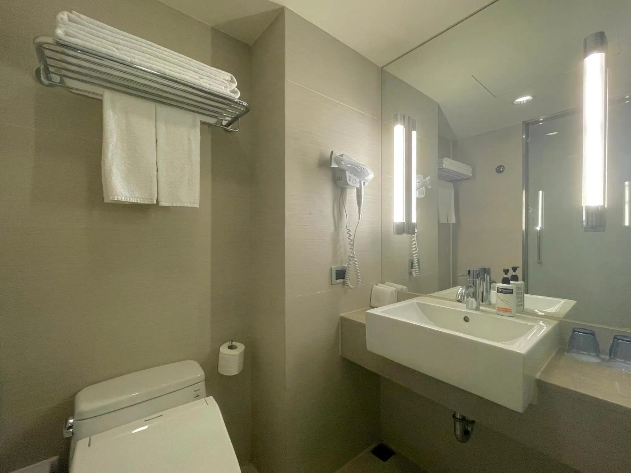 Standard Queen Room in Holiday Inn Express Taoyuan by IHG