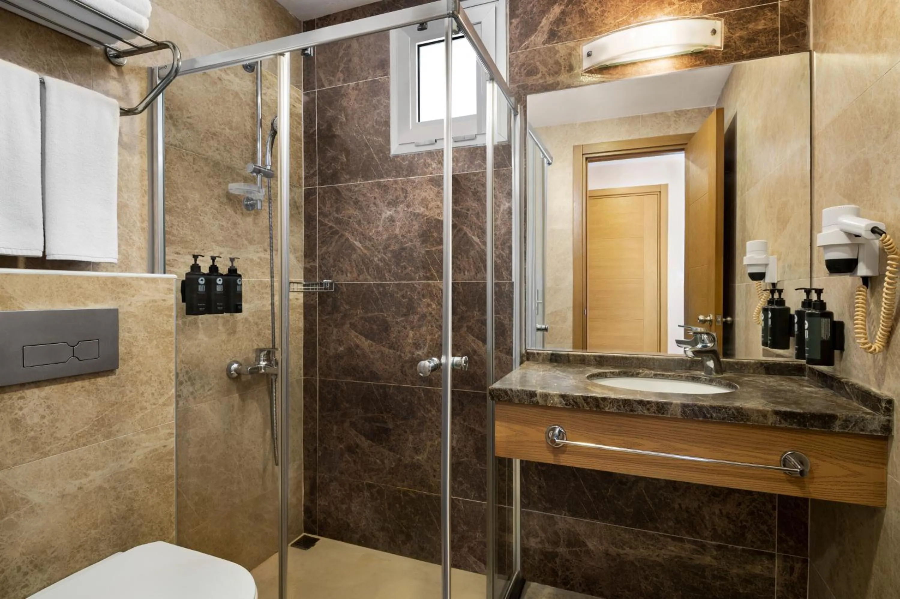 Standard Queen Room with Sea View in La Quinta by Wyndham Cesme