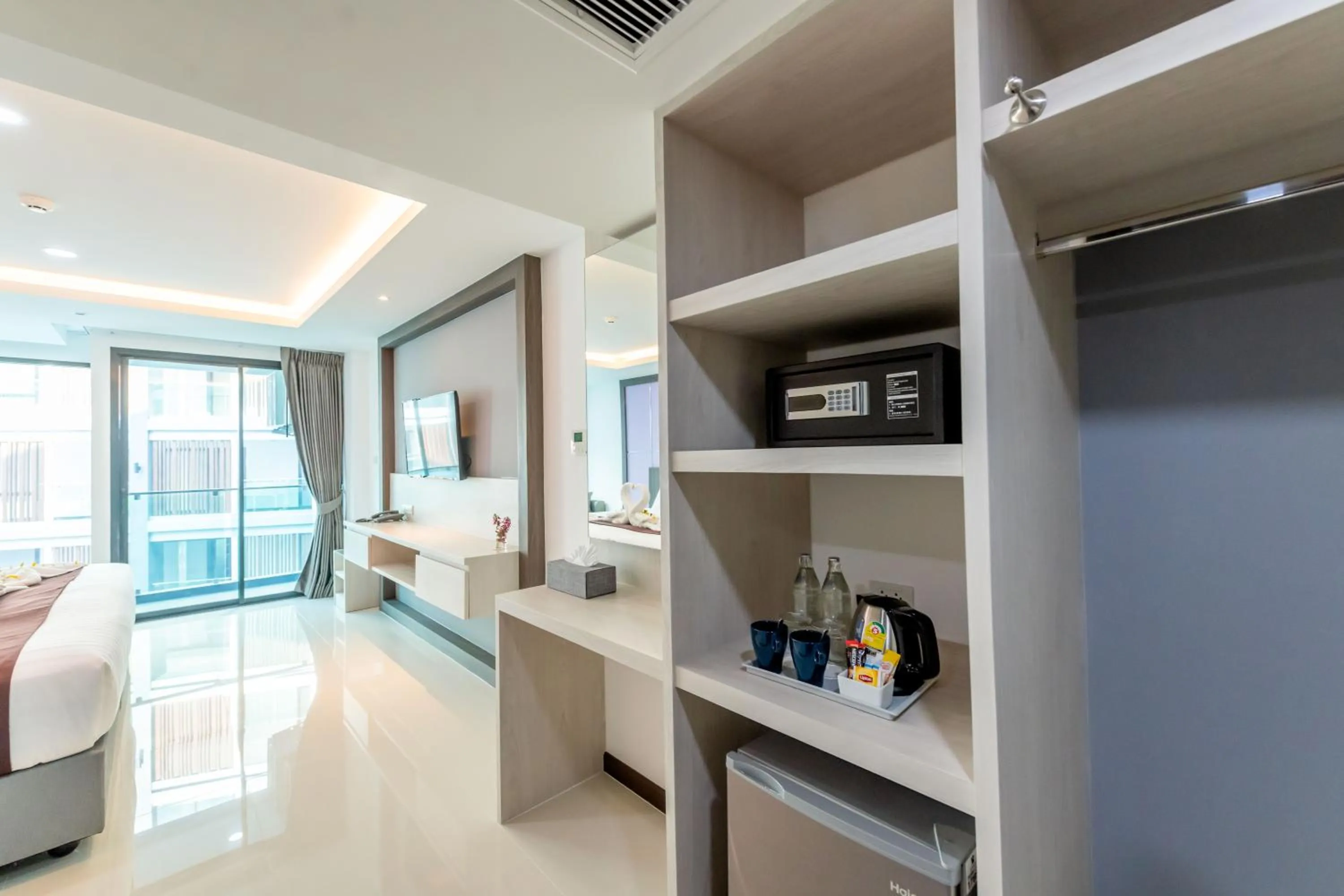 Deluxe Twin Room in The Proud Hotel Pattaya - SHA Certified