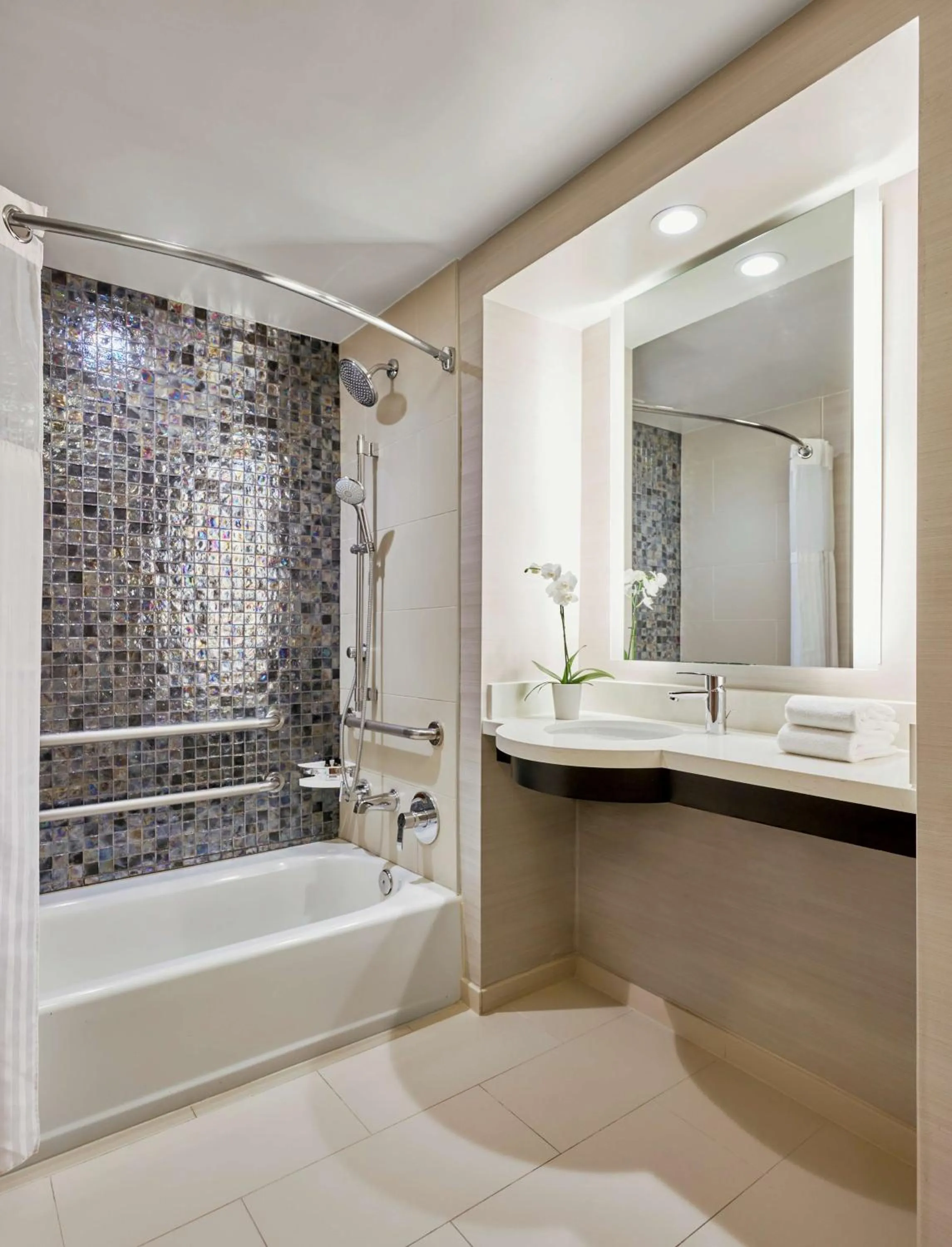 Corner Queen Room with Two Queen Beds in Hyatt Regency La Jolla at Aventine