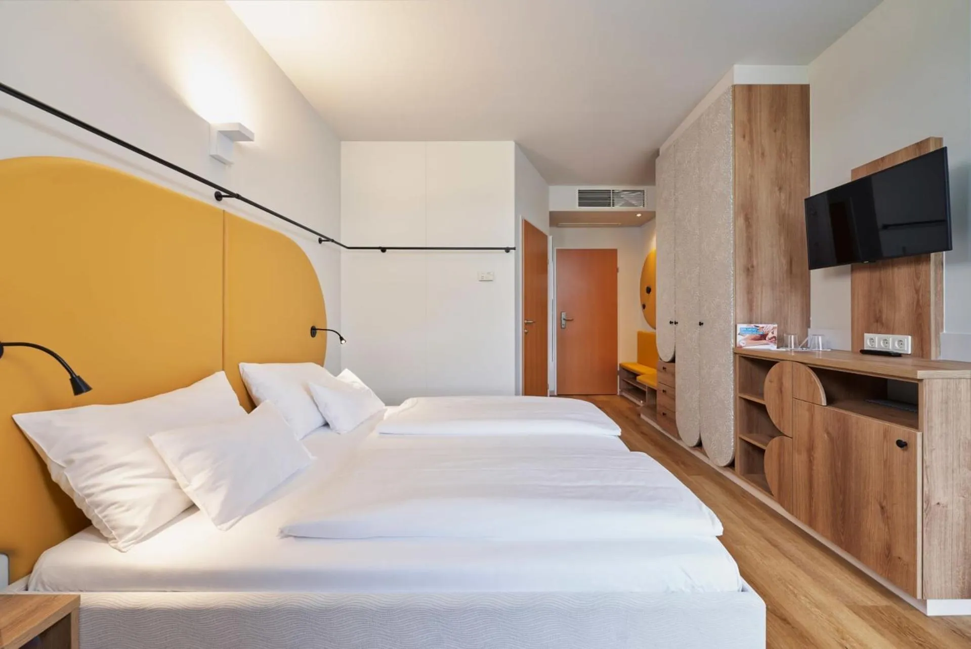 Family Room with Private Bathroom - single occupancy in H2O Hotel-Therme-Resort, 3 Sterne superior, für Familien mit Kindern