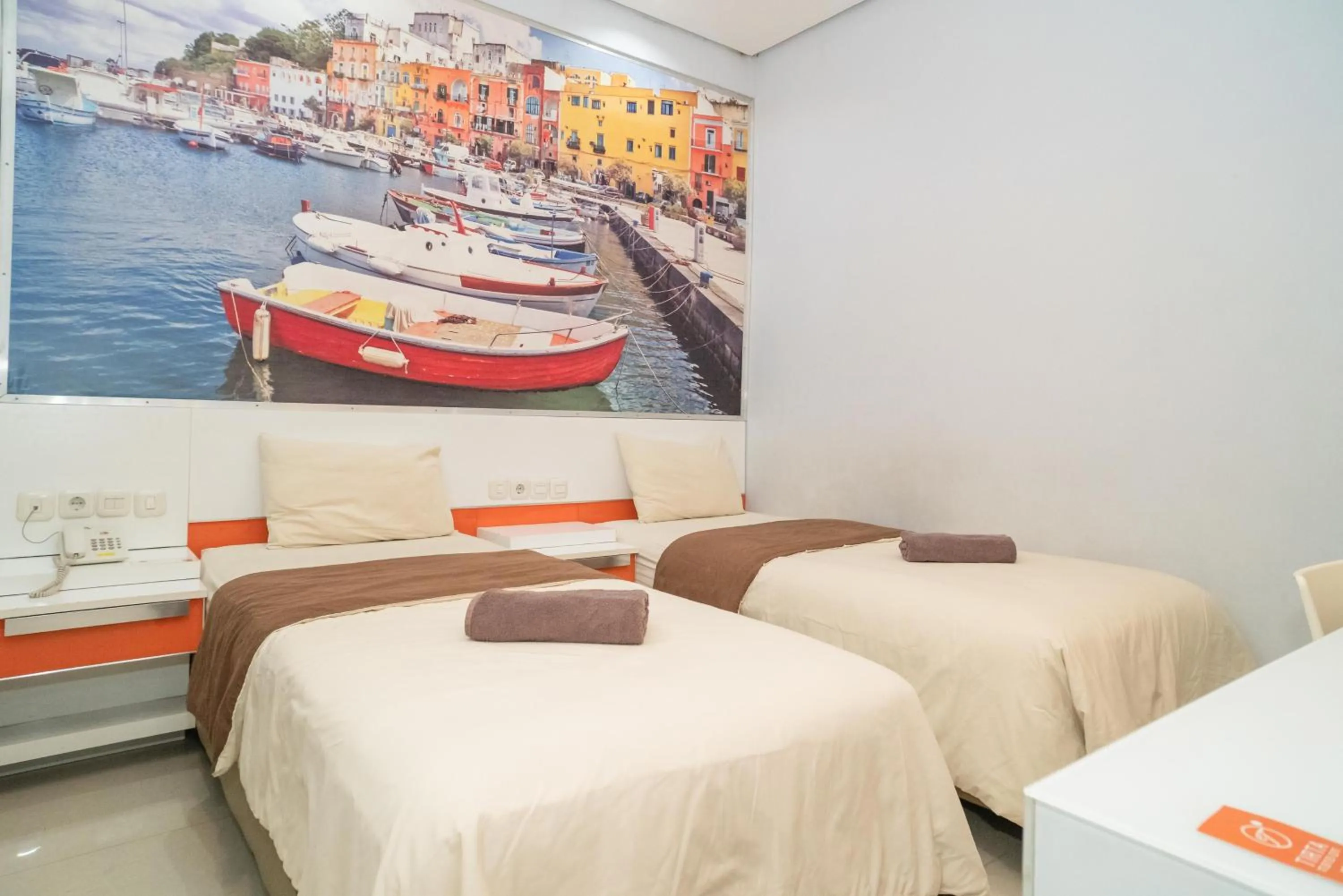 Twin Room in RedDoorz at Tirta Mansion Paramount Gading