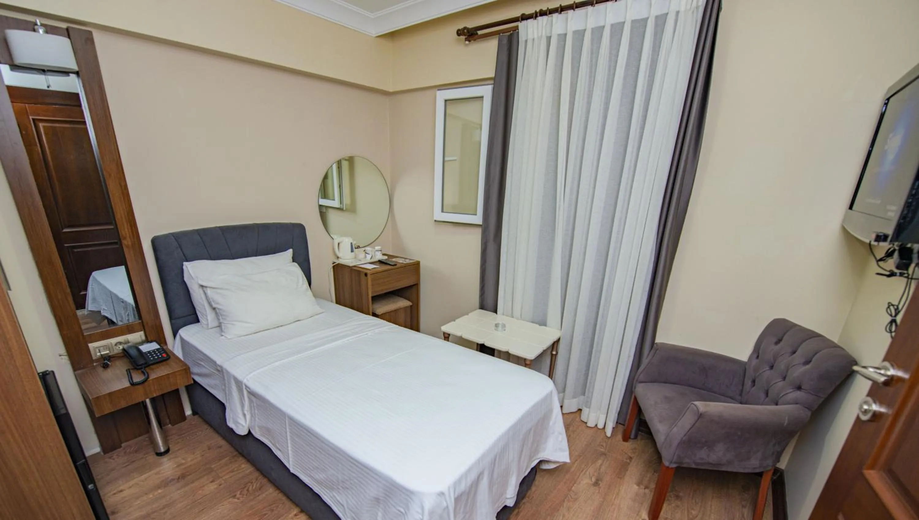 Single Room in Red Green