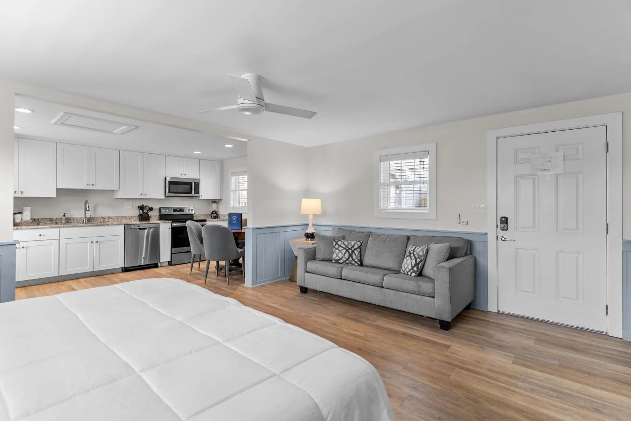 Deluxe King Suite in Loggerhead Inn and Suites