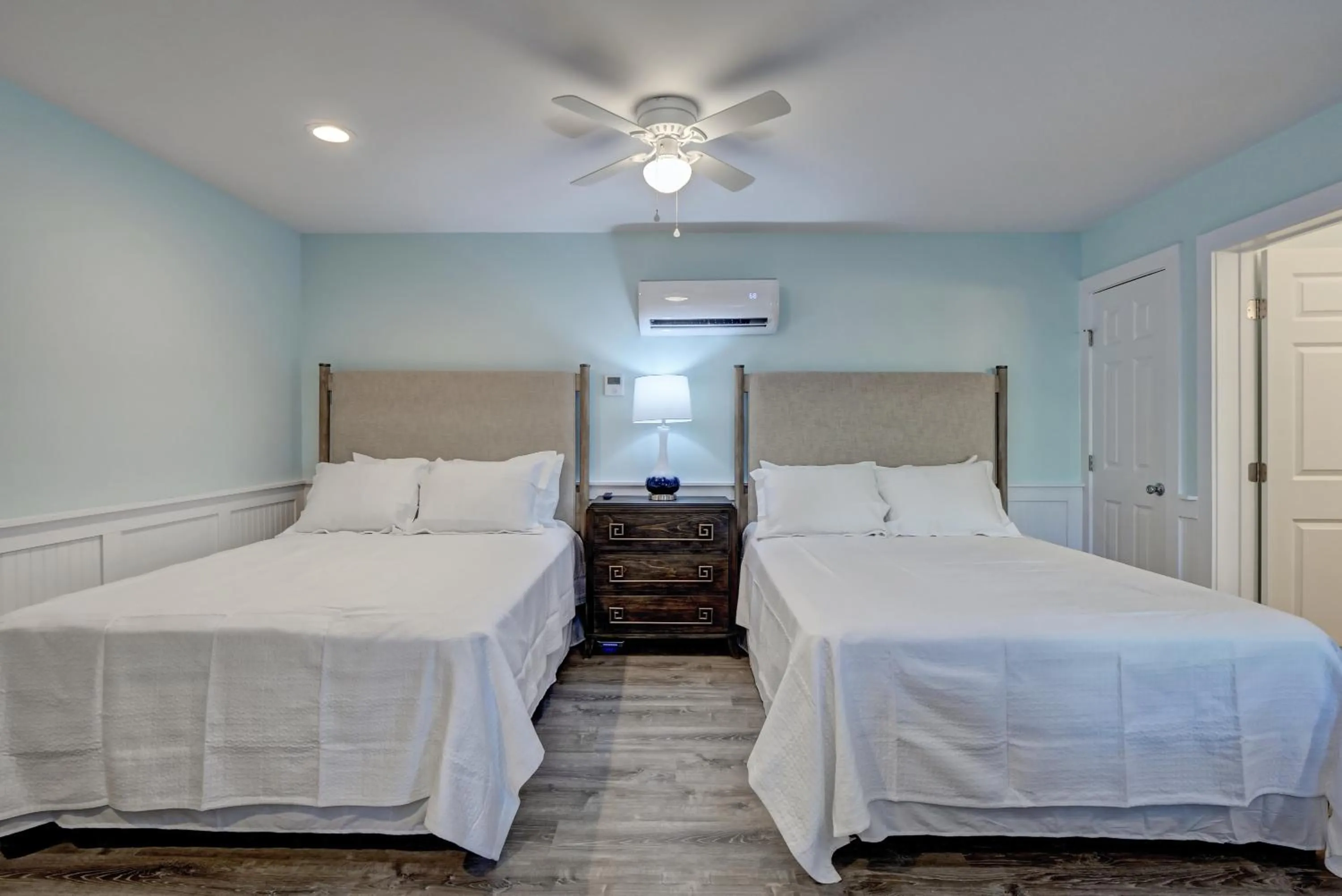 Deluxe Queen Suite in Loggerhead Inn and Suites