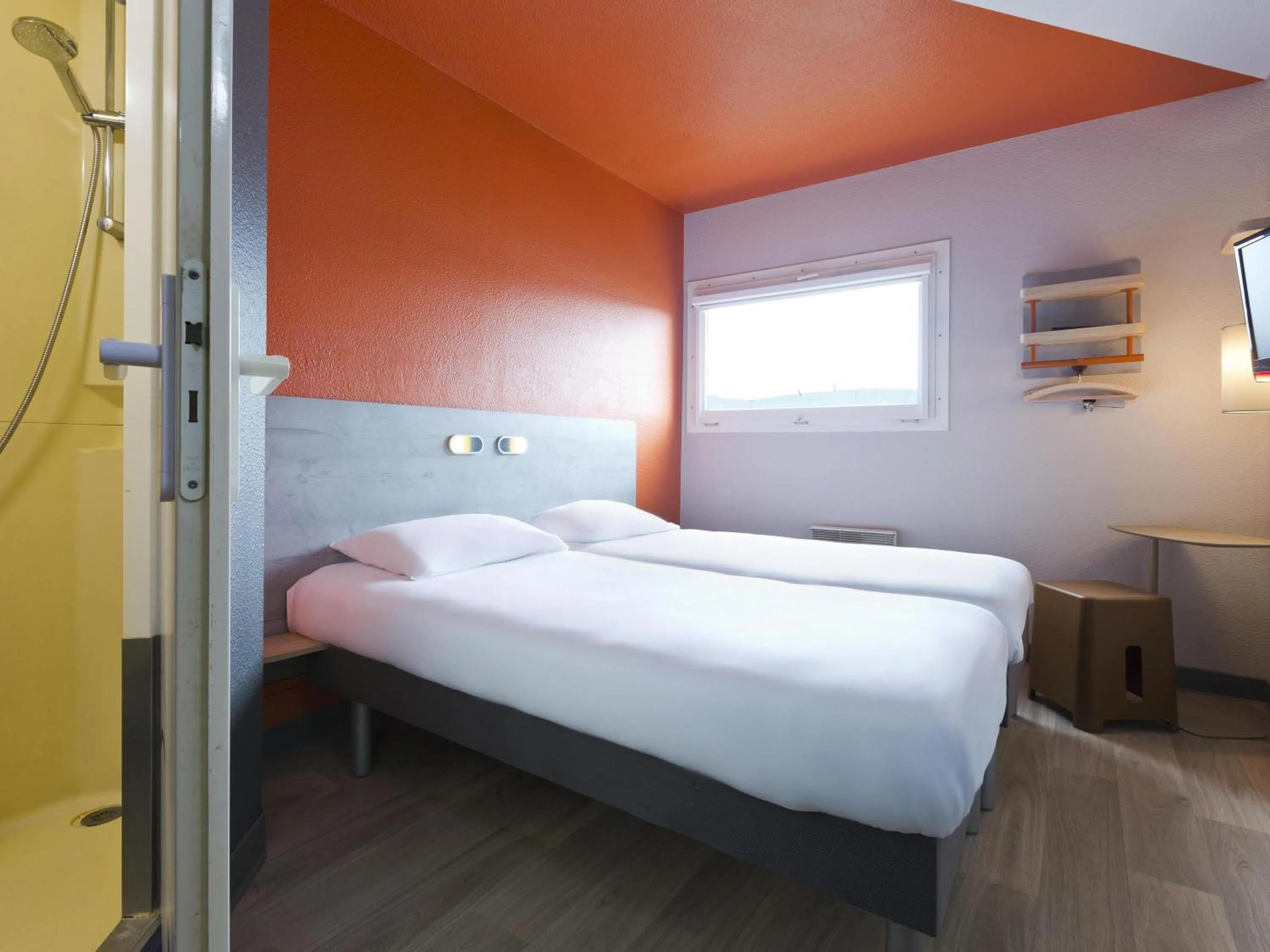 Classic Twin Room in ibis budget Le Mans Universite