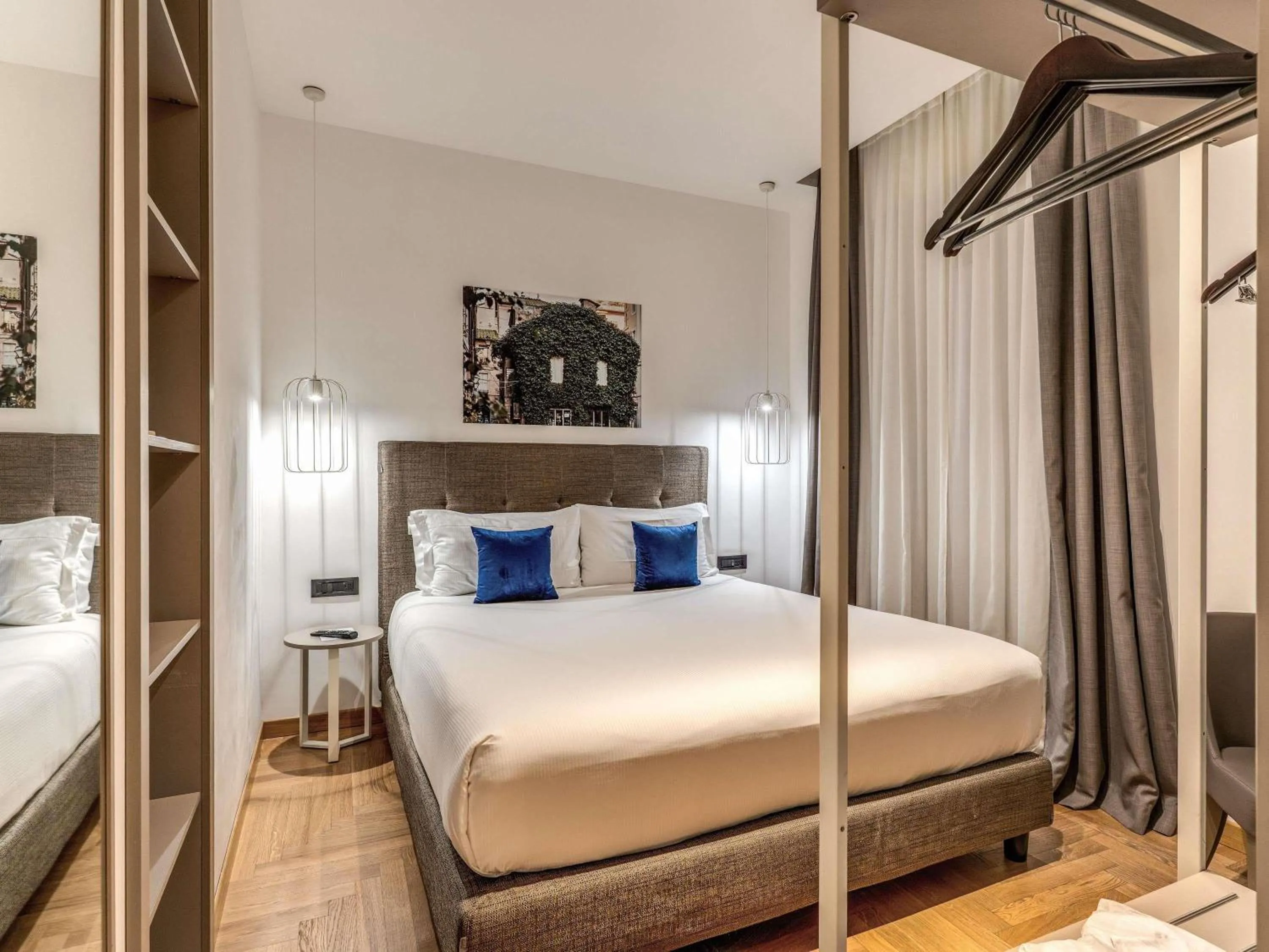 Standard Room with One Double Bed or Two Single Bed Internal view in Mercure Roma Centro Termini