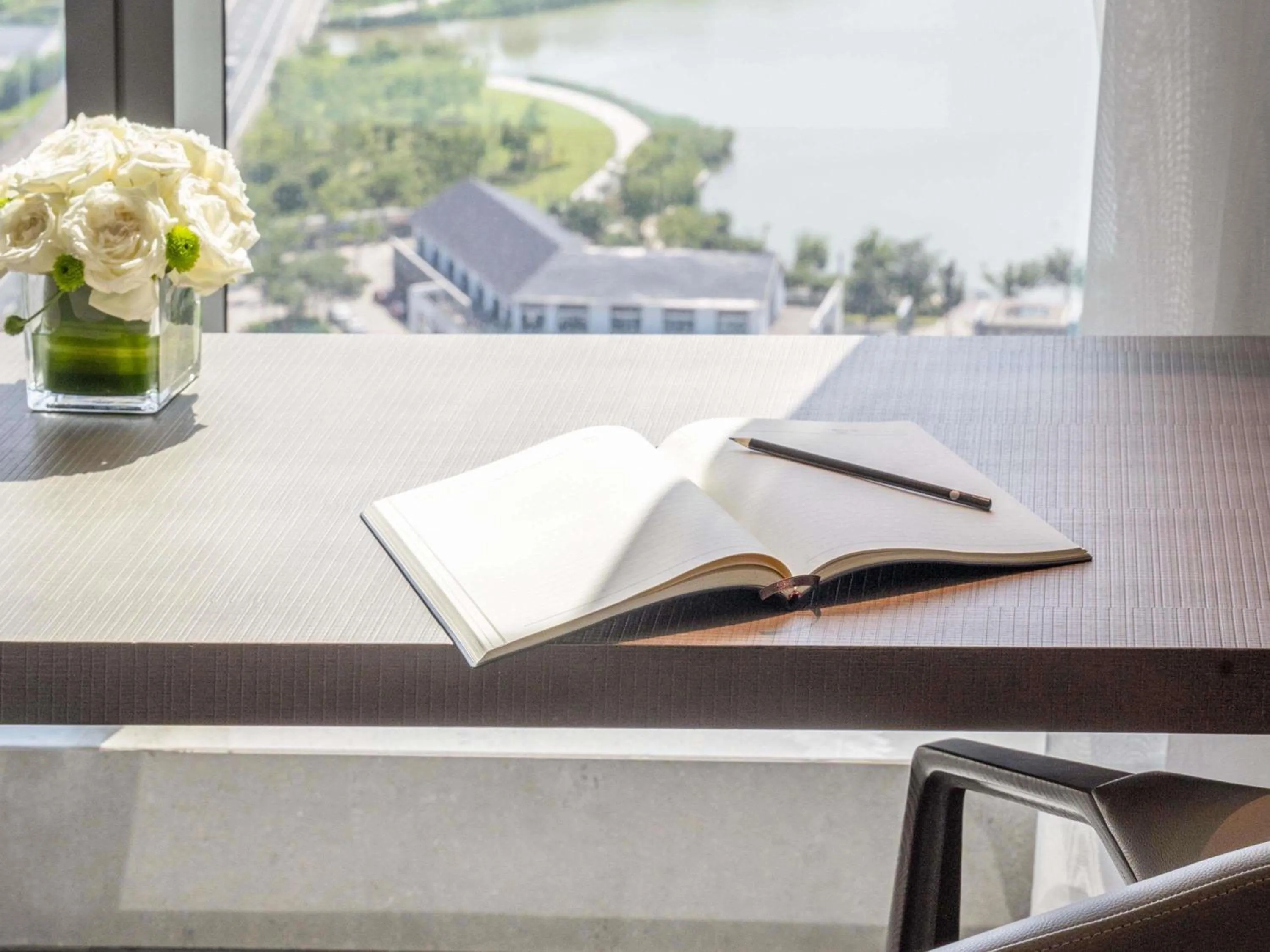 Premium Deluxe Twin Room with Lake View in Pullman Jiaxing Pinghu Excellence