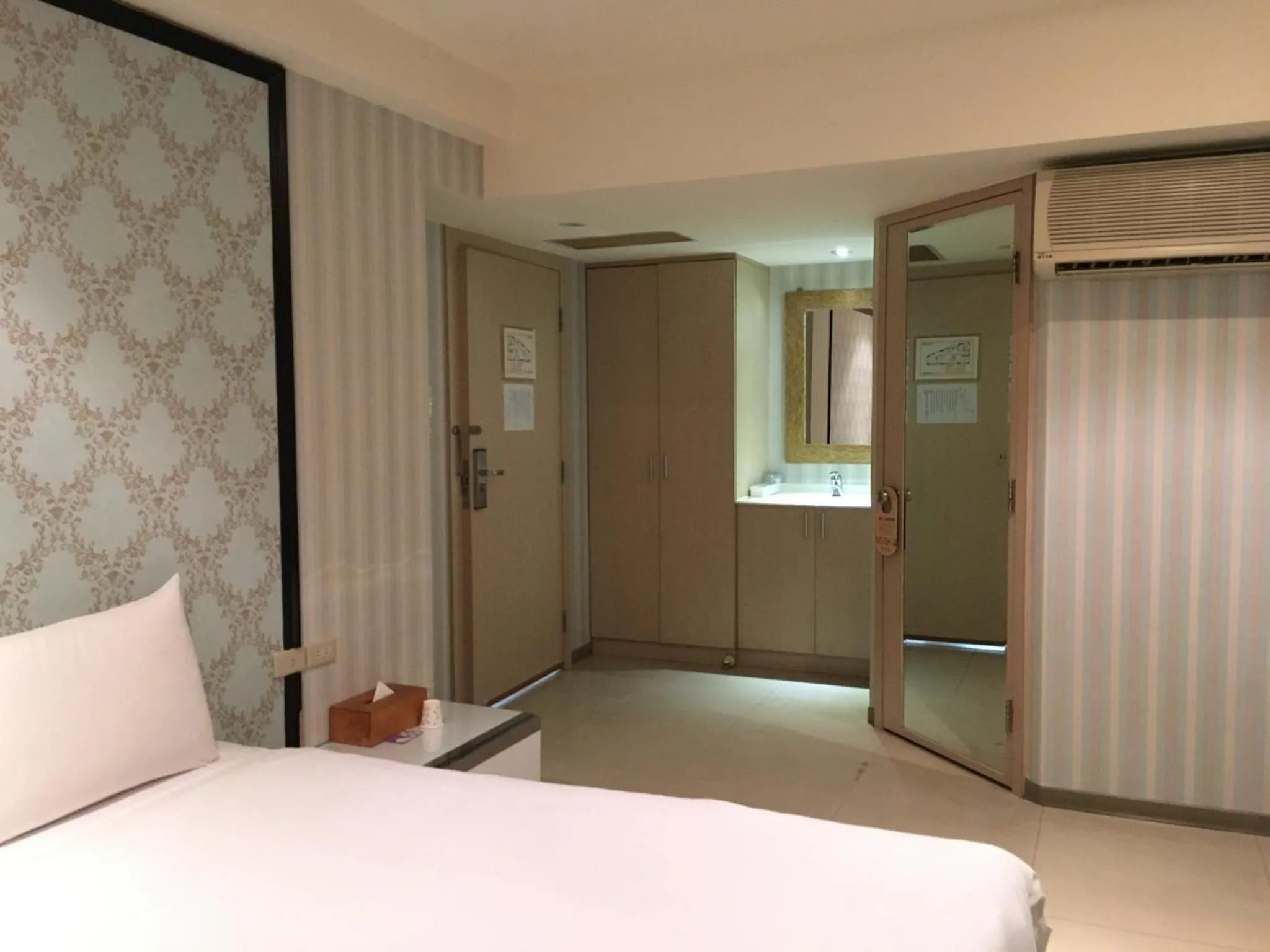 Bedroom, Bed in Daylight Hotel