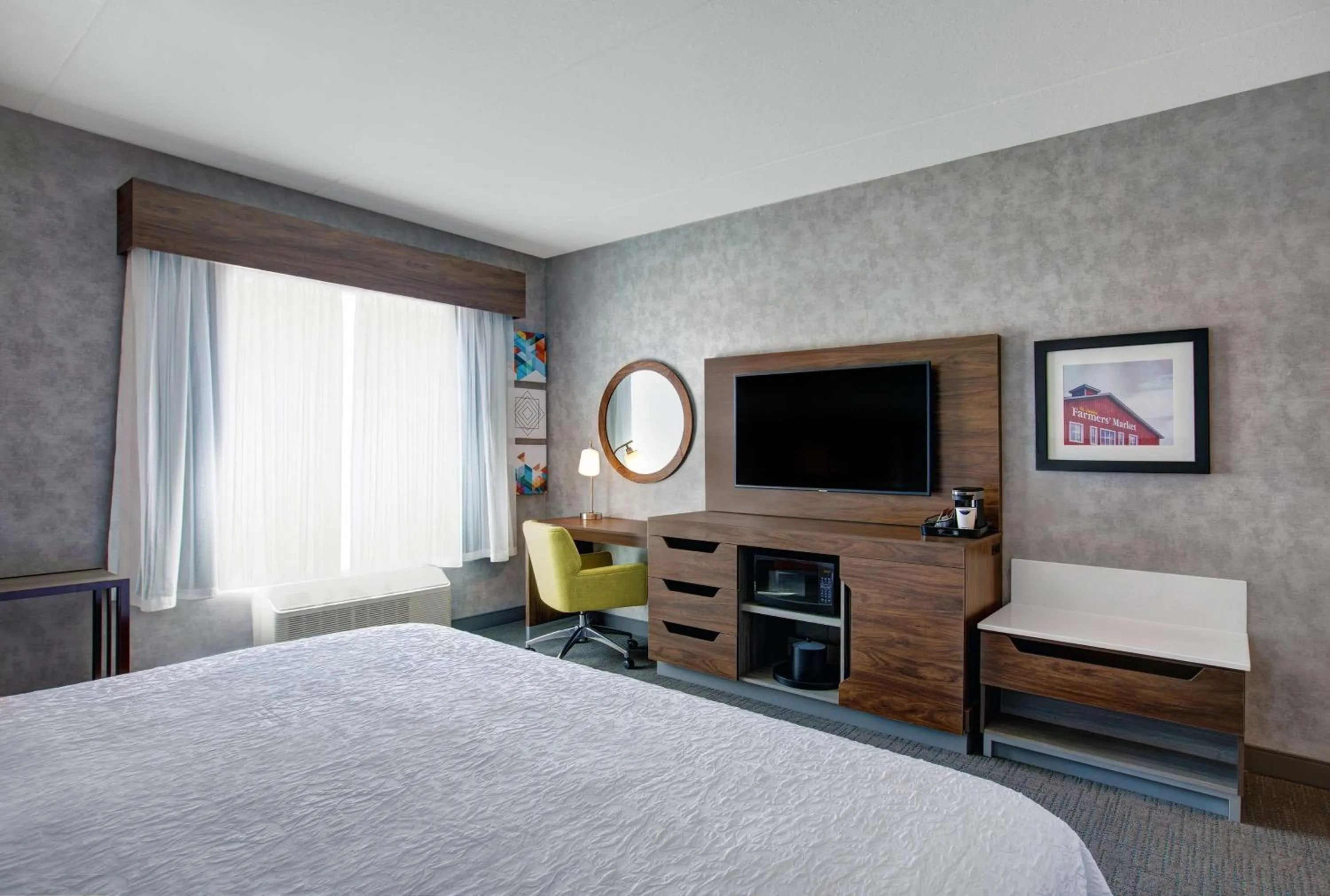 King Room in Hampton Inn & Suites By Hilton Waterloo St. Jacobs