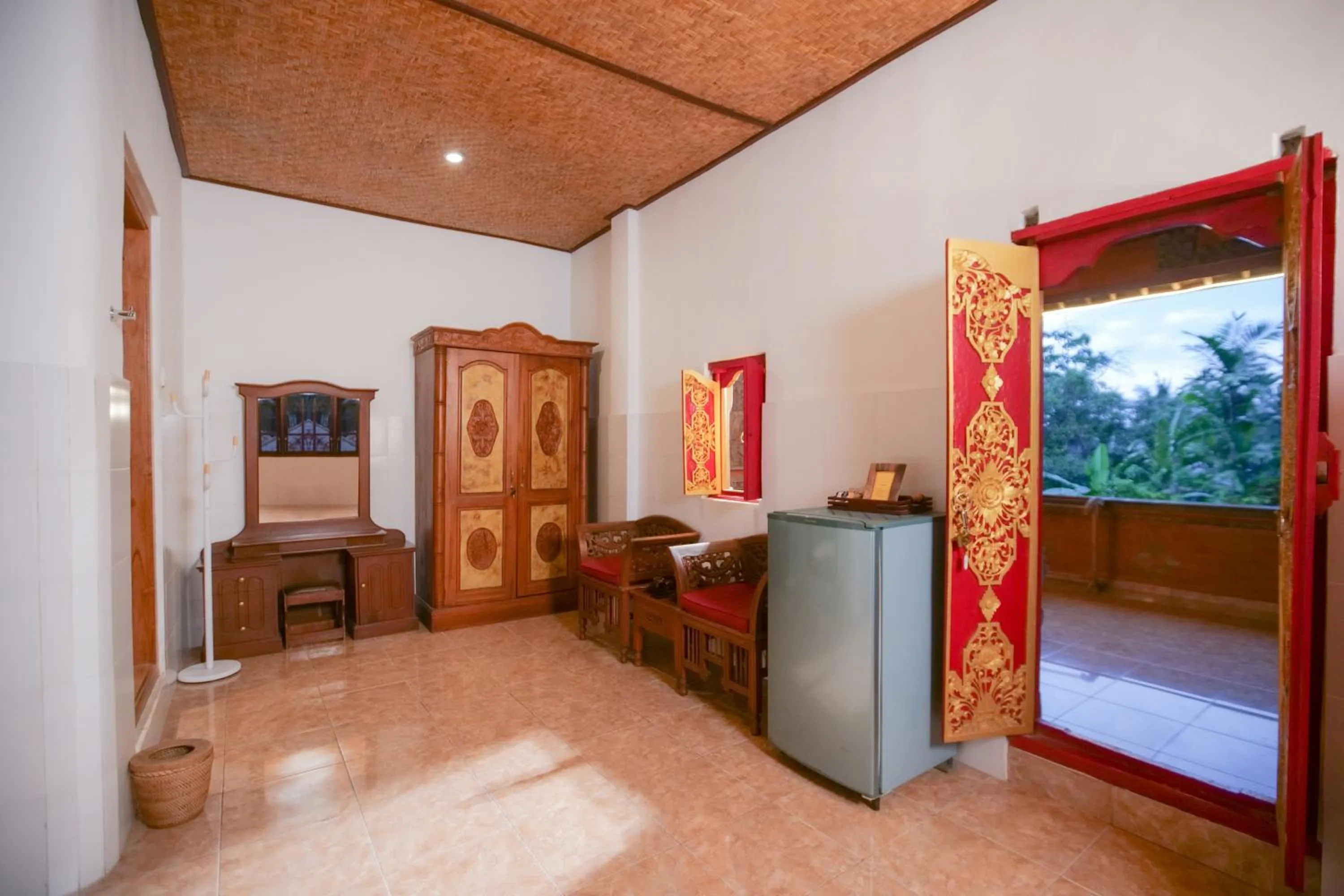 Seating area, Bed in Gayatri