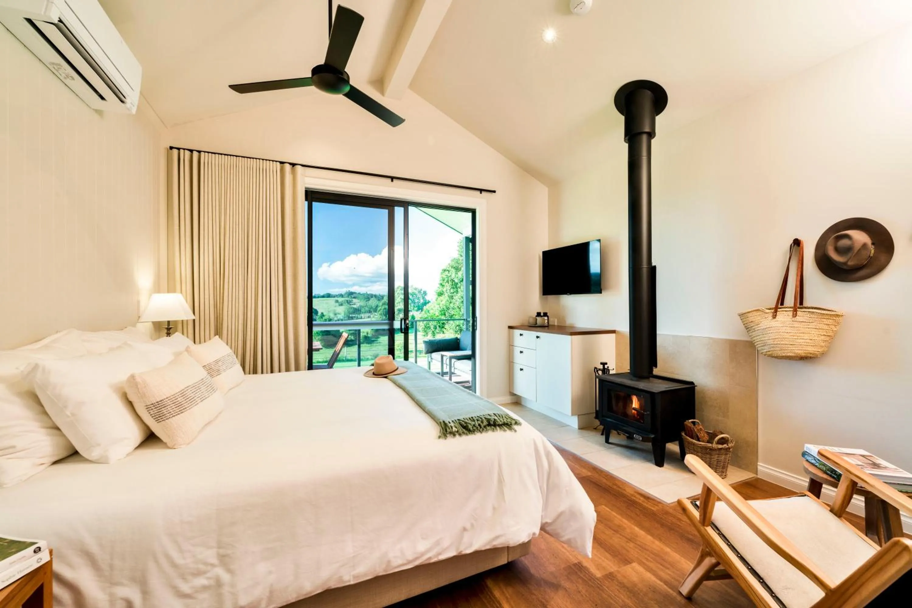 Photo of the whole room, Bed in Beechmont Estate