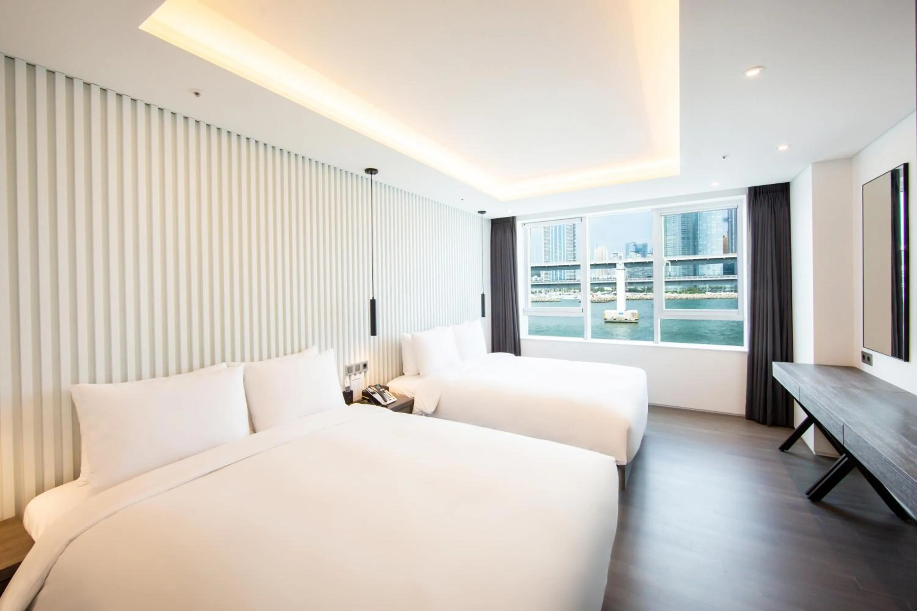 Royal Ocean Suite in AG405 Hotel