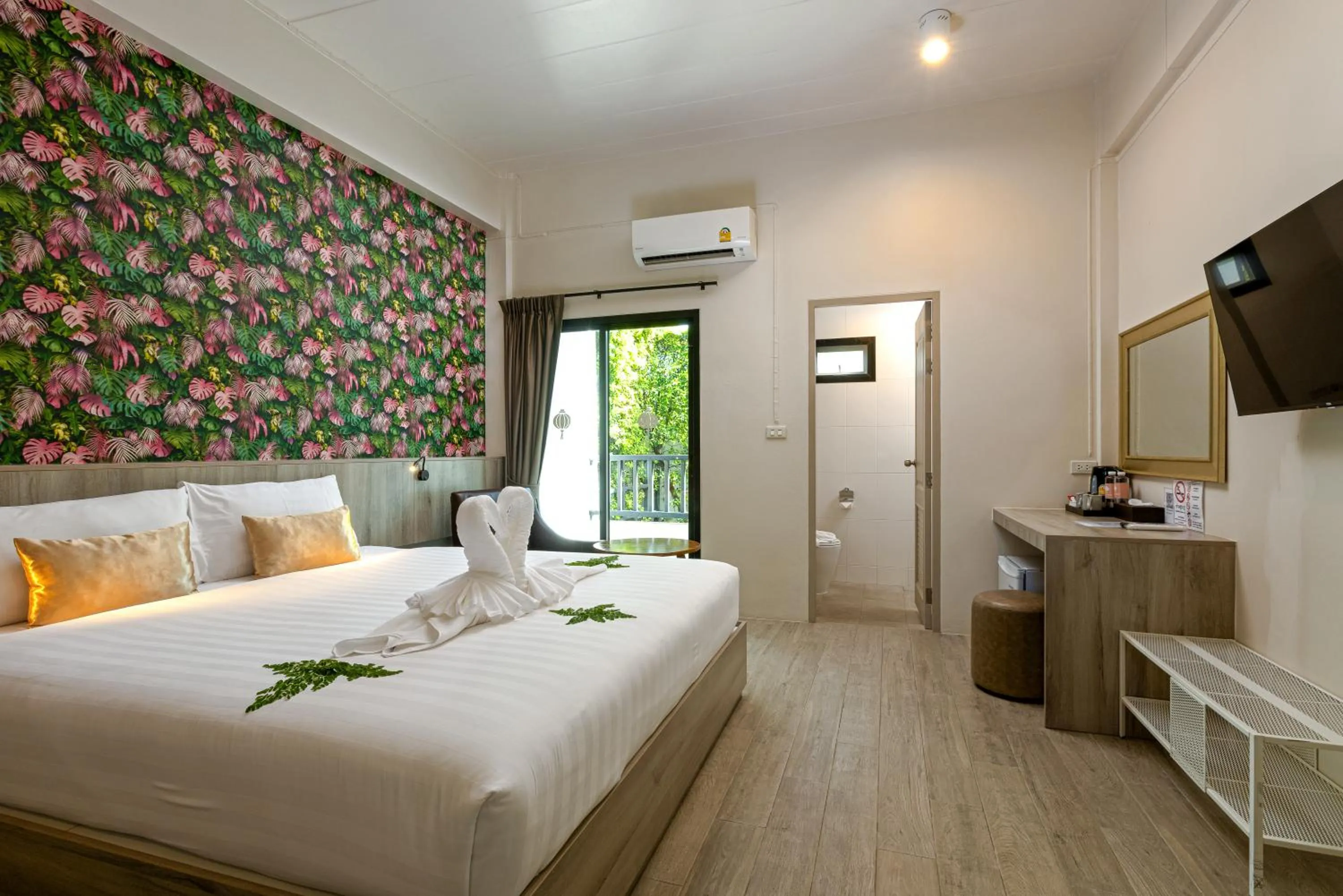 Superior King Room in Ang Pao Hotel Phuket
