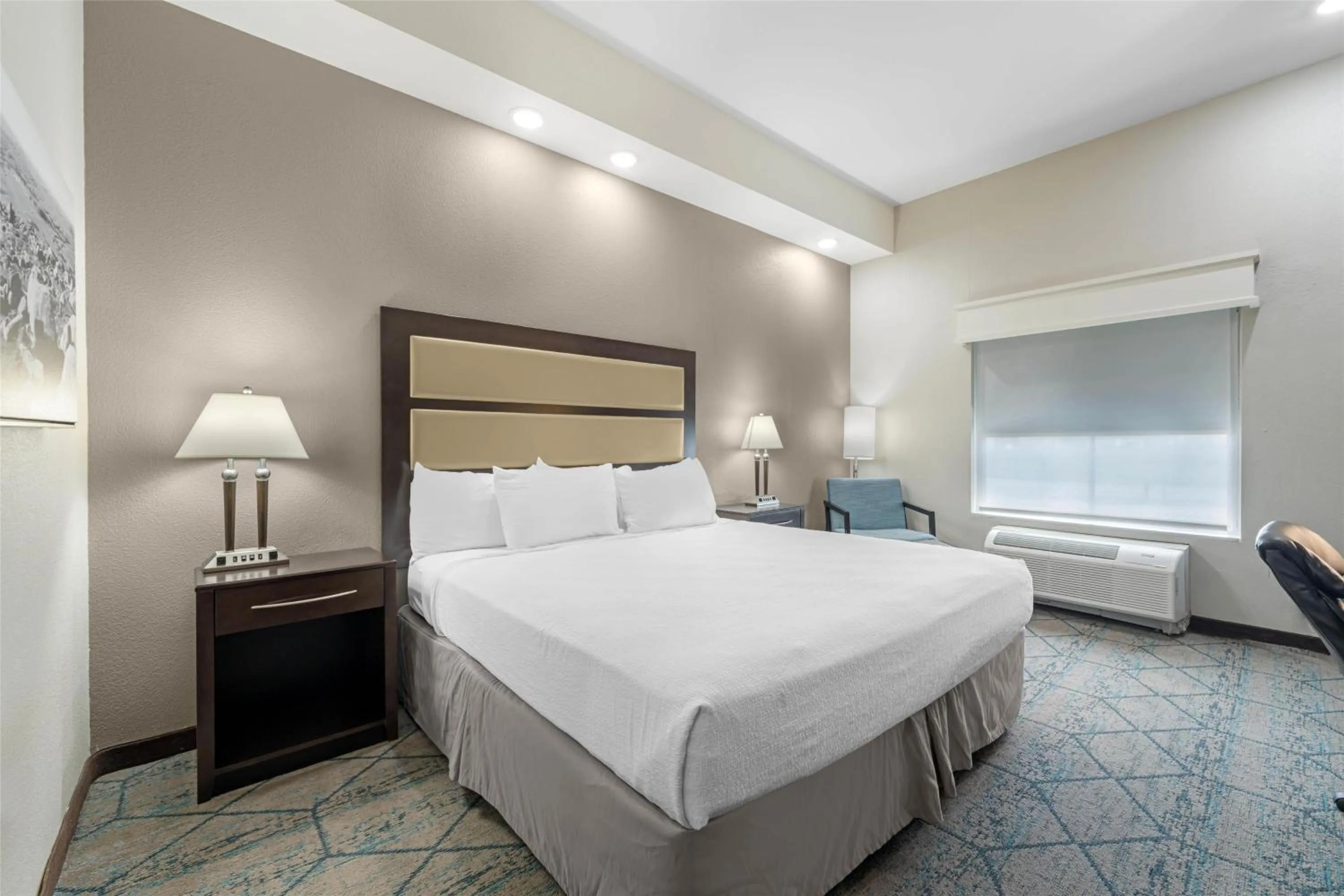 King Room with Mobility Accessible Roll-In Shower in Best Western Plus McPherson