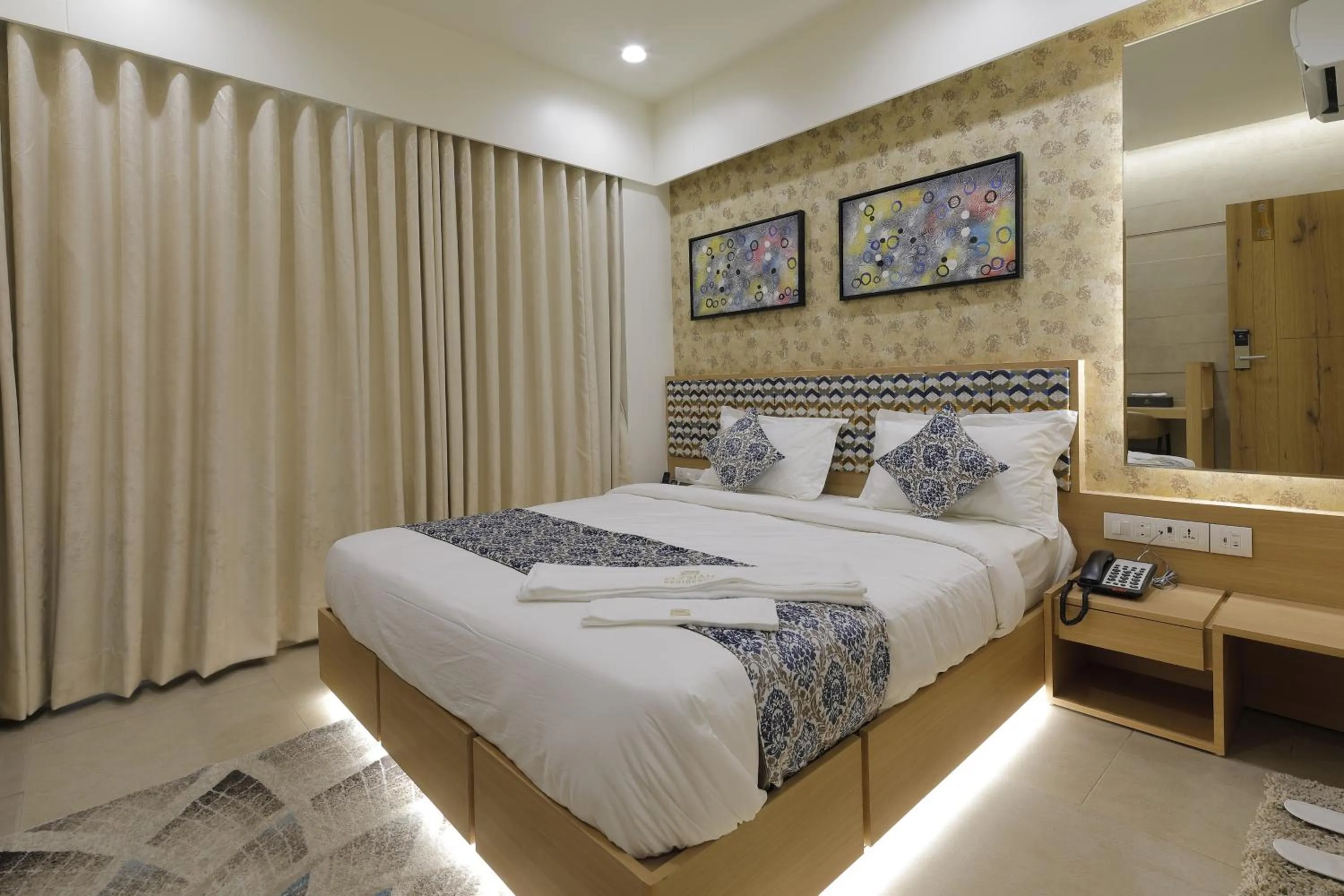 Deluxe Double or Twin Room - single occupancy in Hotel Elysian Residency
