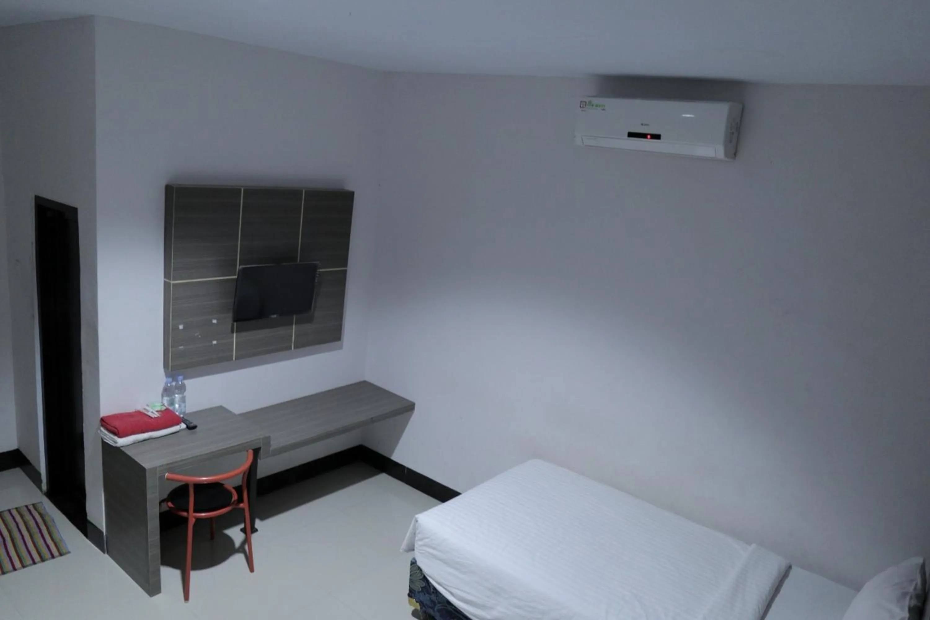 Twin Room in RedDoorz @ Pasangkayu Mamuju Utara