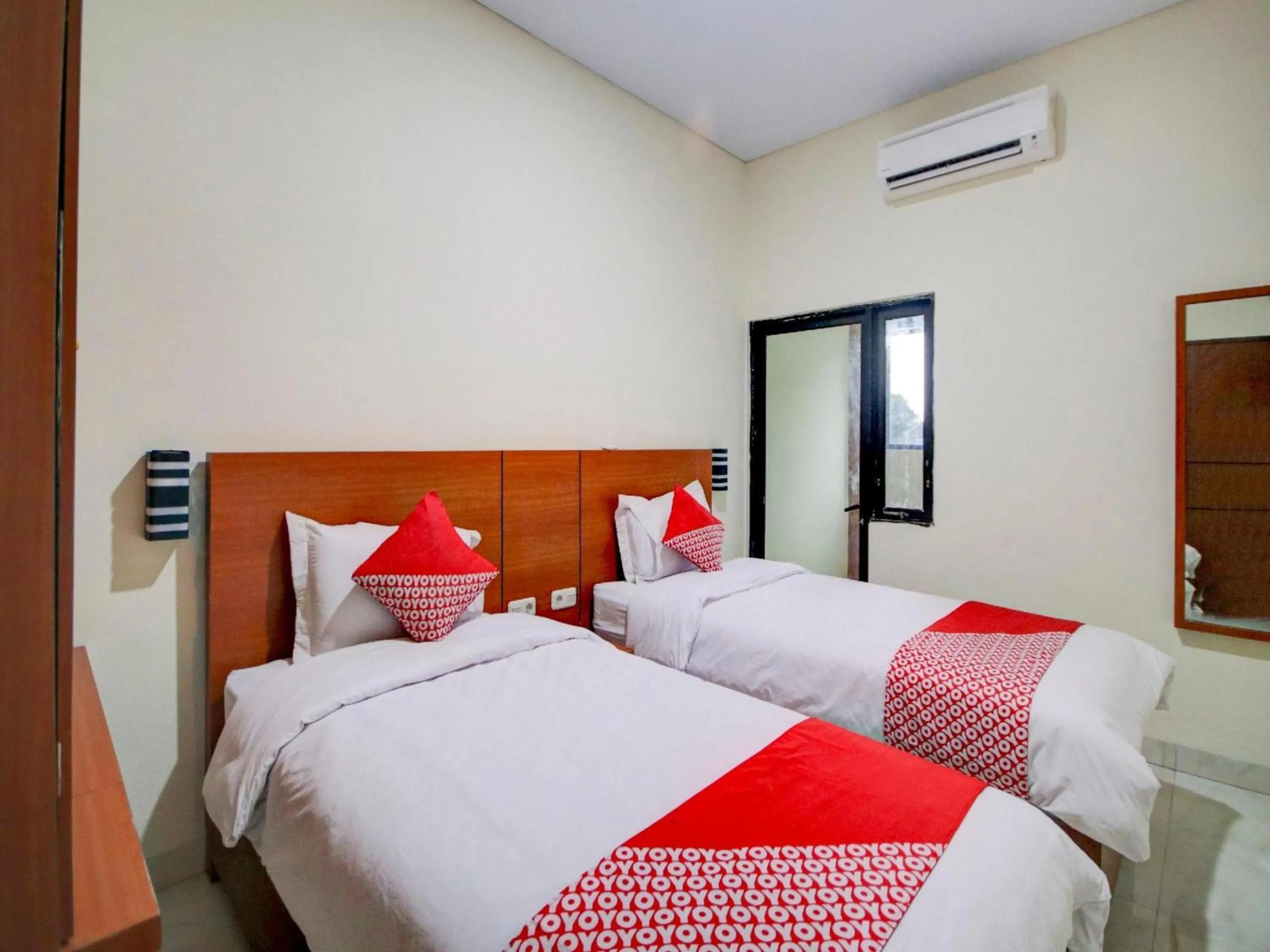 Delxue Twin Room in Hotel O Sean'S Residence Mansyur Near Universitas Sumatra Utara USU