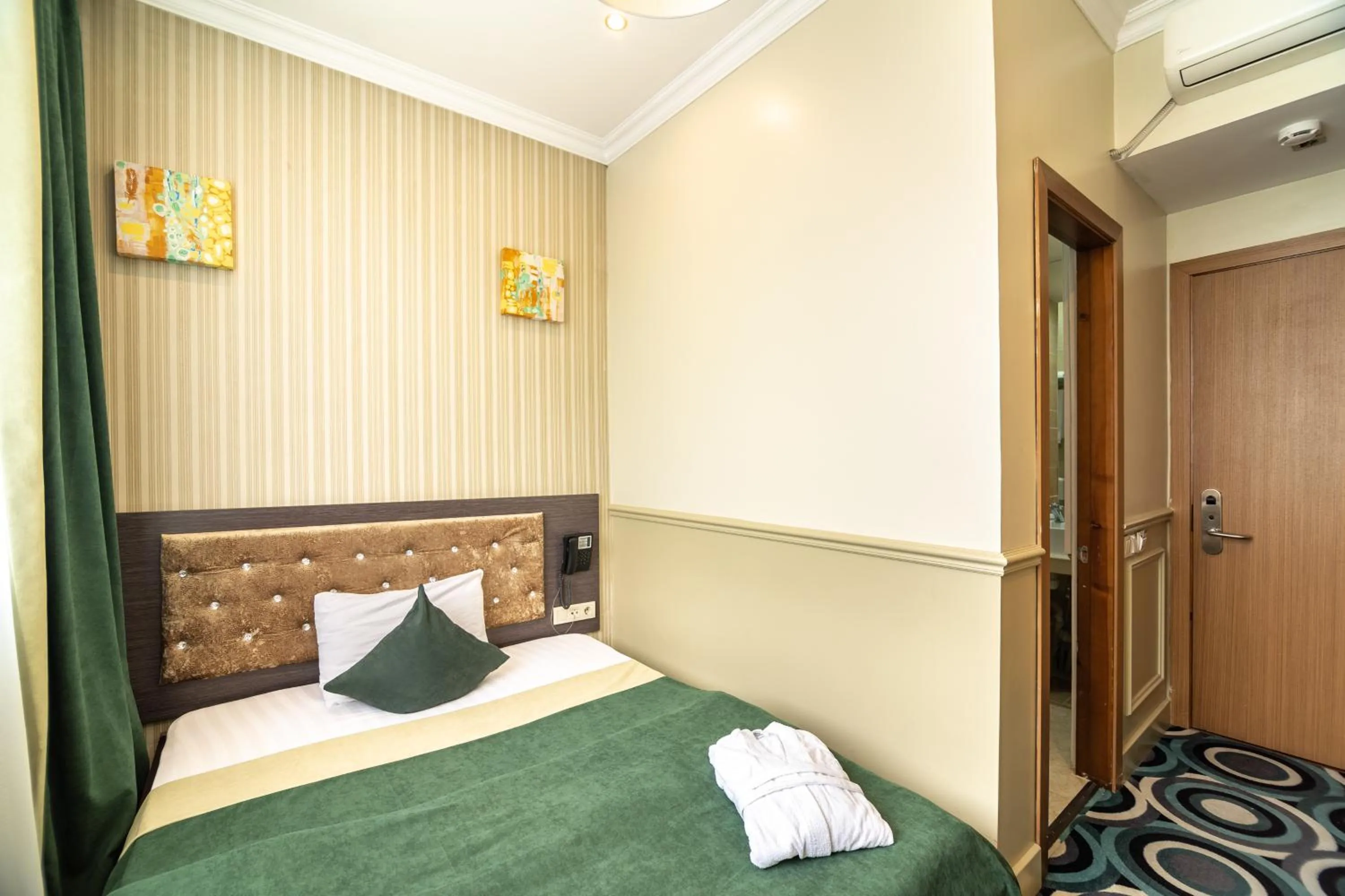 Single Room - single occupancy in Mildom Hotel
