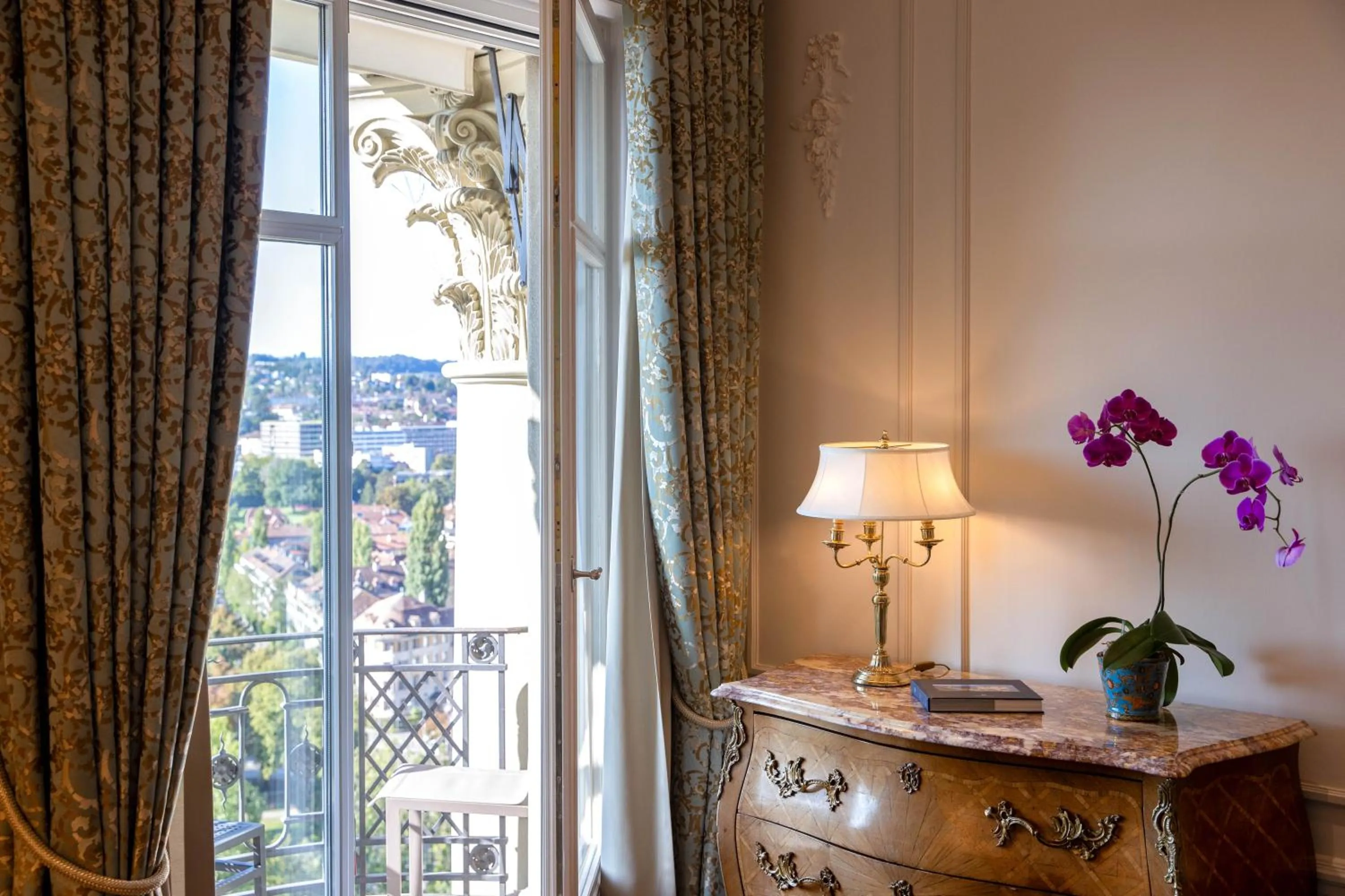 Deluxe Junior Suite in Hotel Bellevue Palace Bern