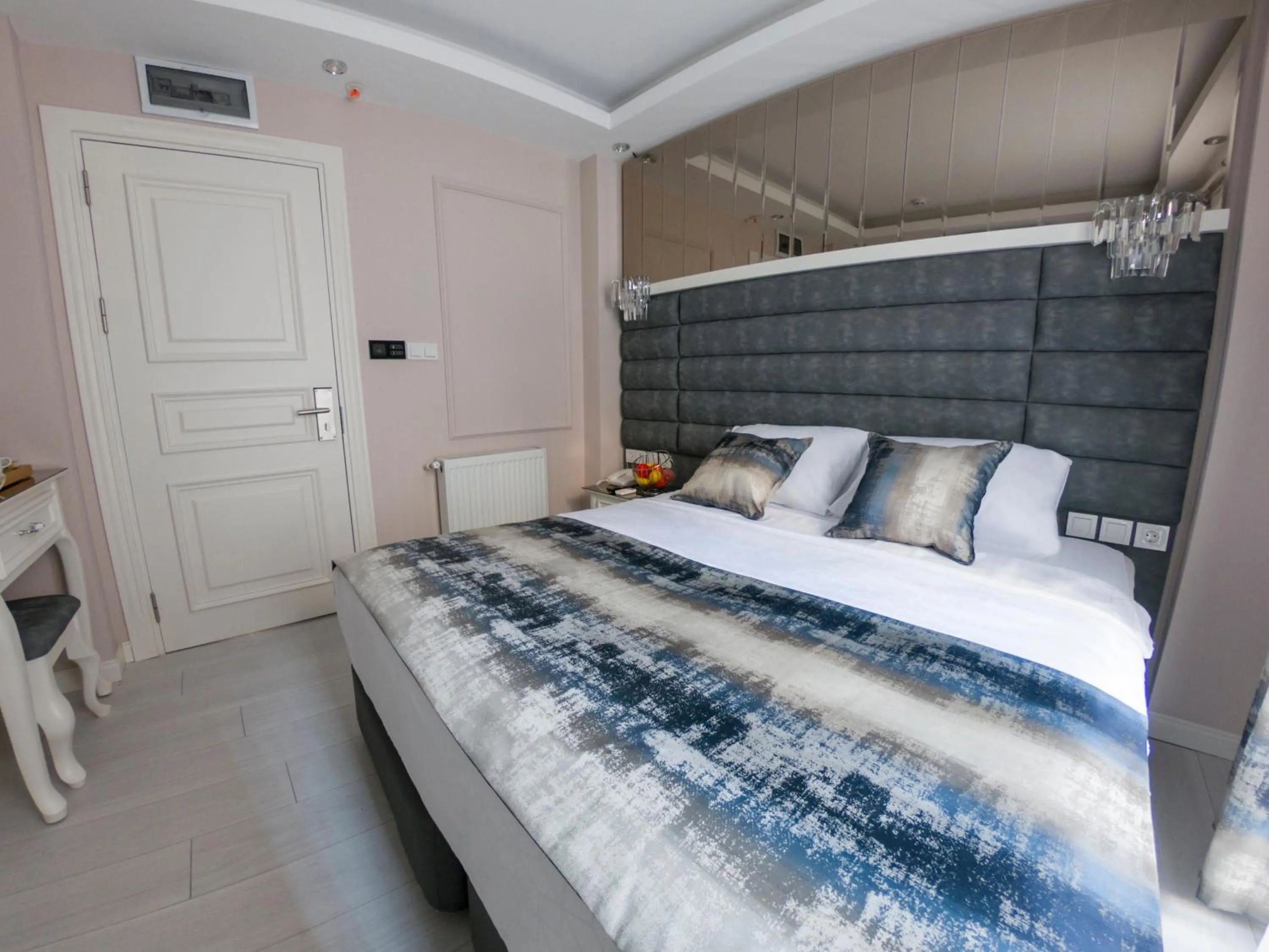 Deluxe Double Room in Crowned Hotel