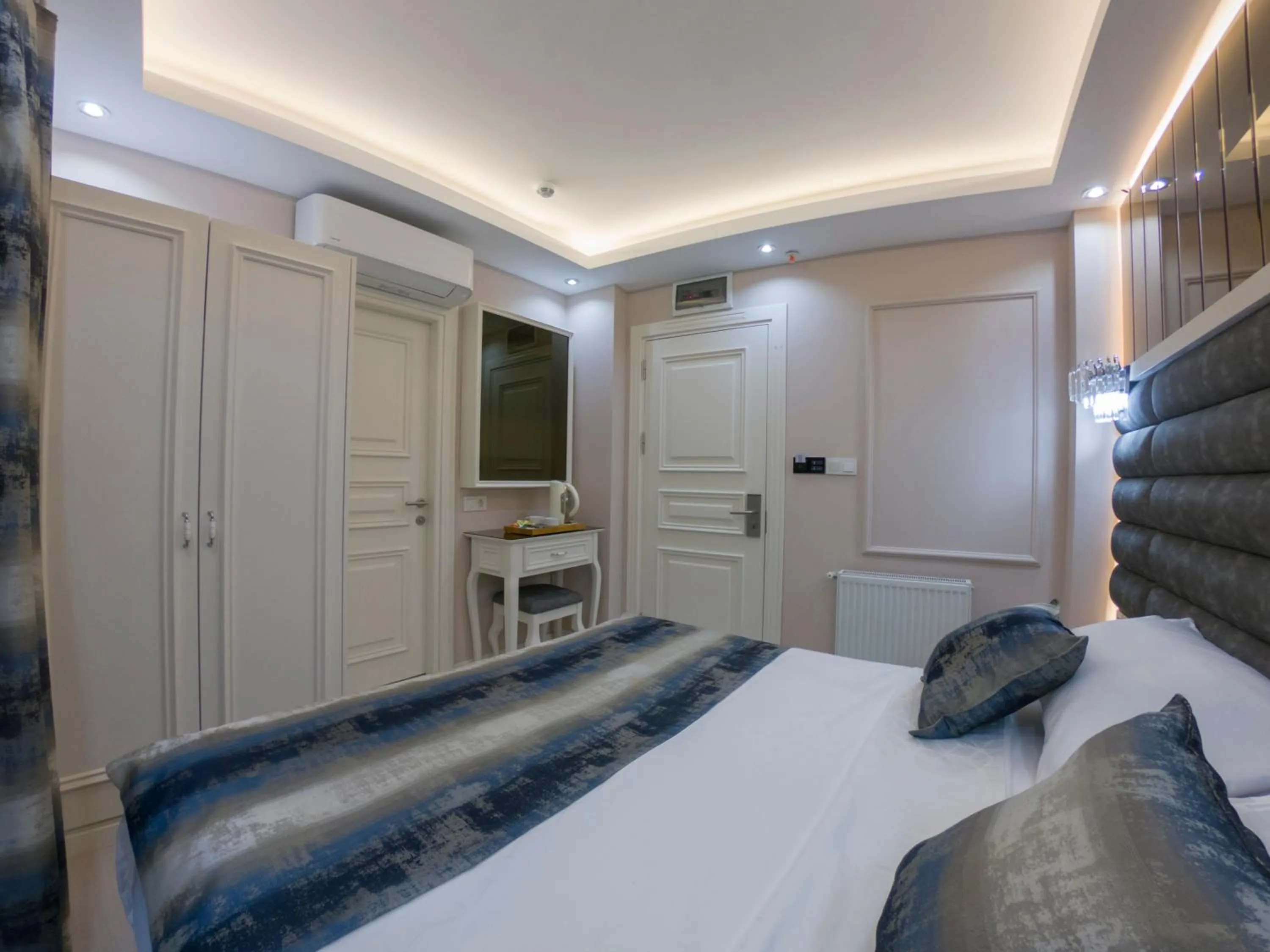 Budget Double or Twin Room in Basement in Crowned Hotel