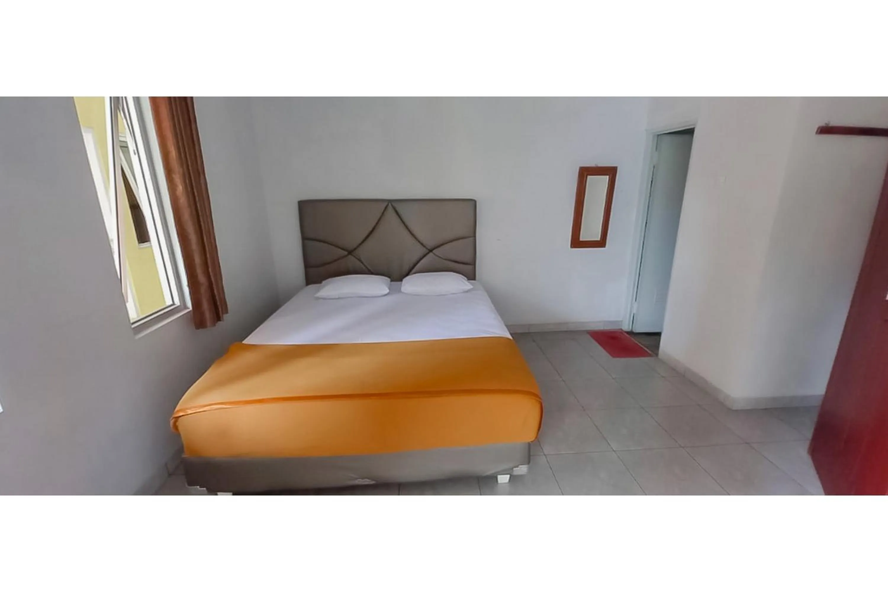 Deluxe Double Room in Hotel Sri Indrawati Puncak Mitra RedDoorz